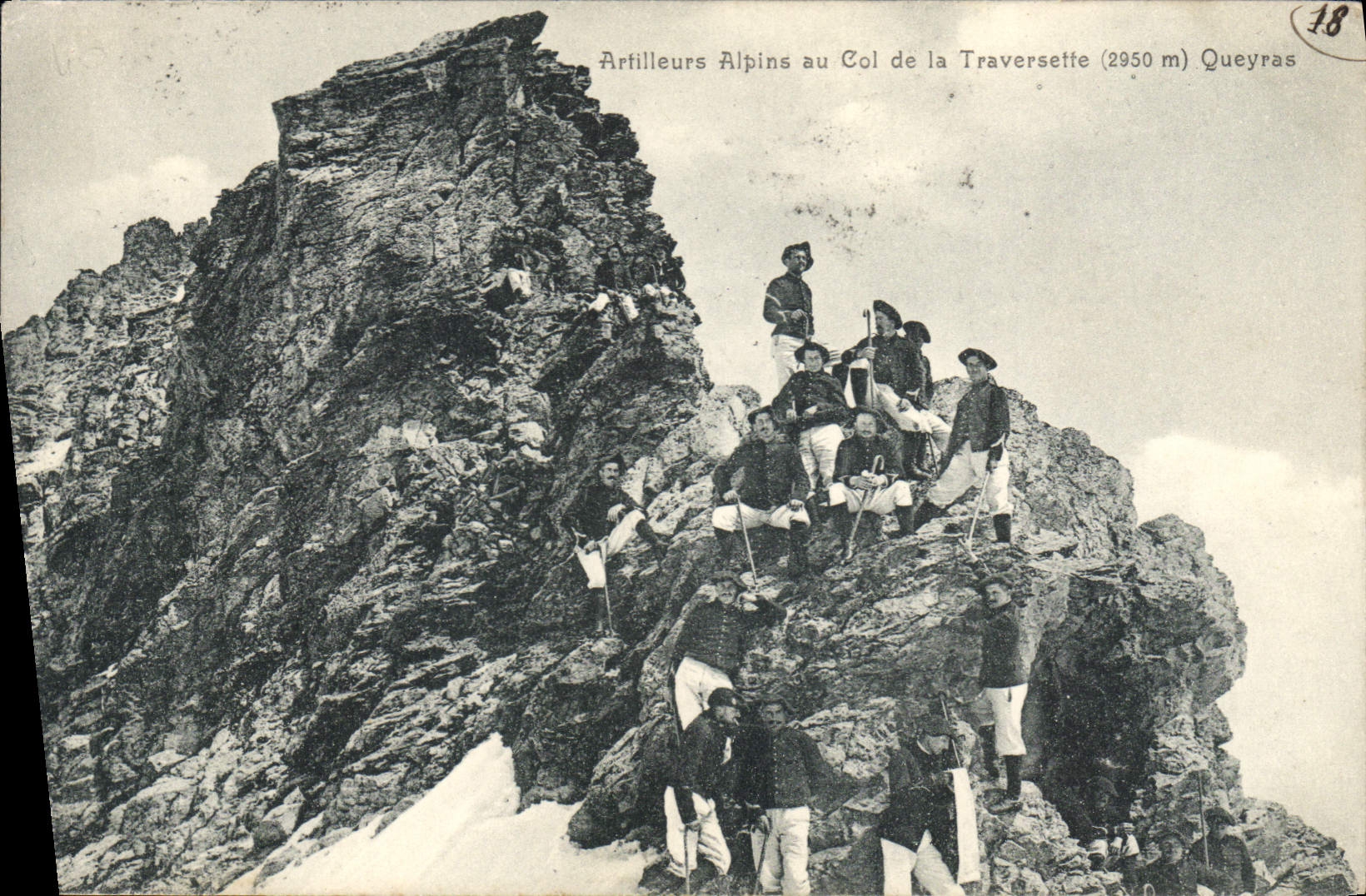CPA Militaria Chasseurs Alpins Artilleurs alpins au col de la Traversette Queyras