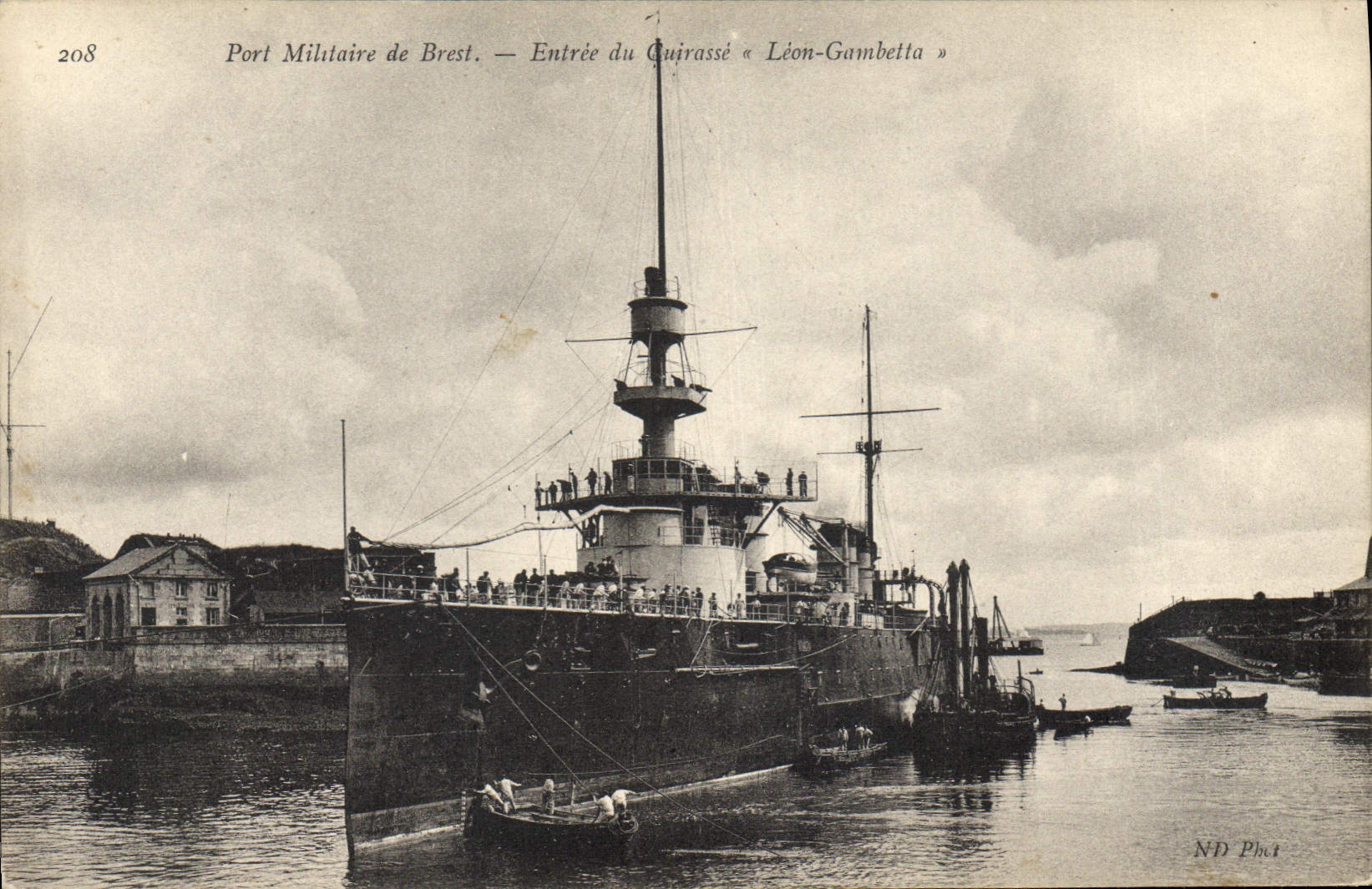 CPA Bateau Port militaire de Brest Entree du cuirasse Leon Gambetta