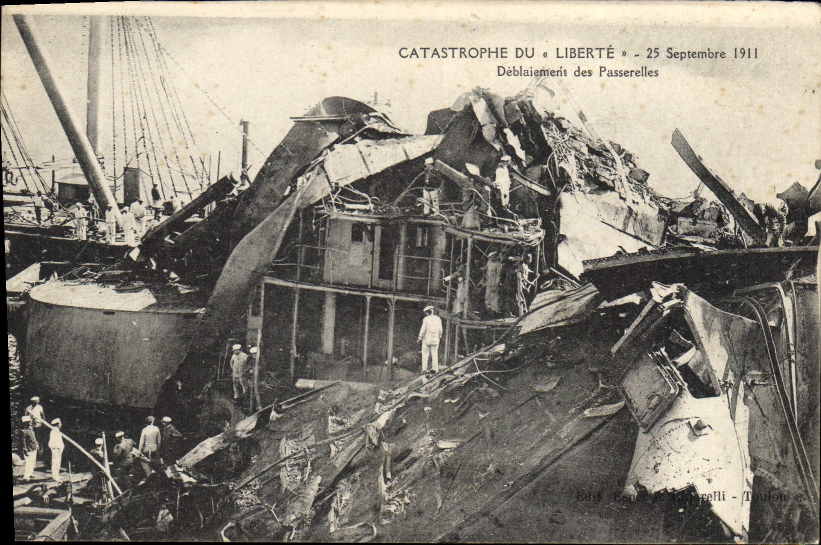 CPA Bateau Catastrophe du Liberte Deblaiement des passerelles