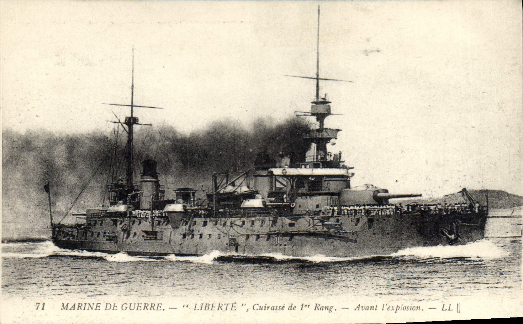 Vintage Postcard Bateau Freedom Armours 1st rank Before the explosion