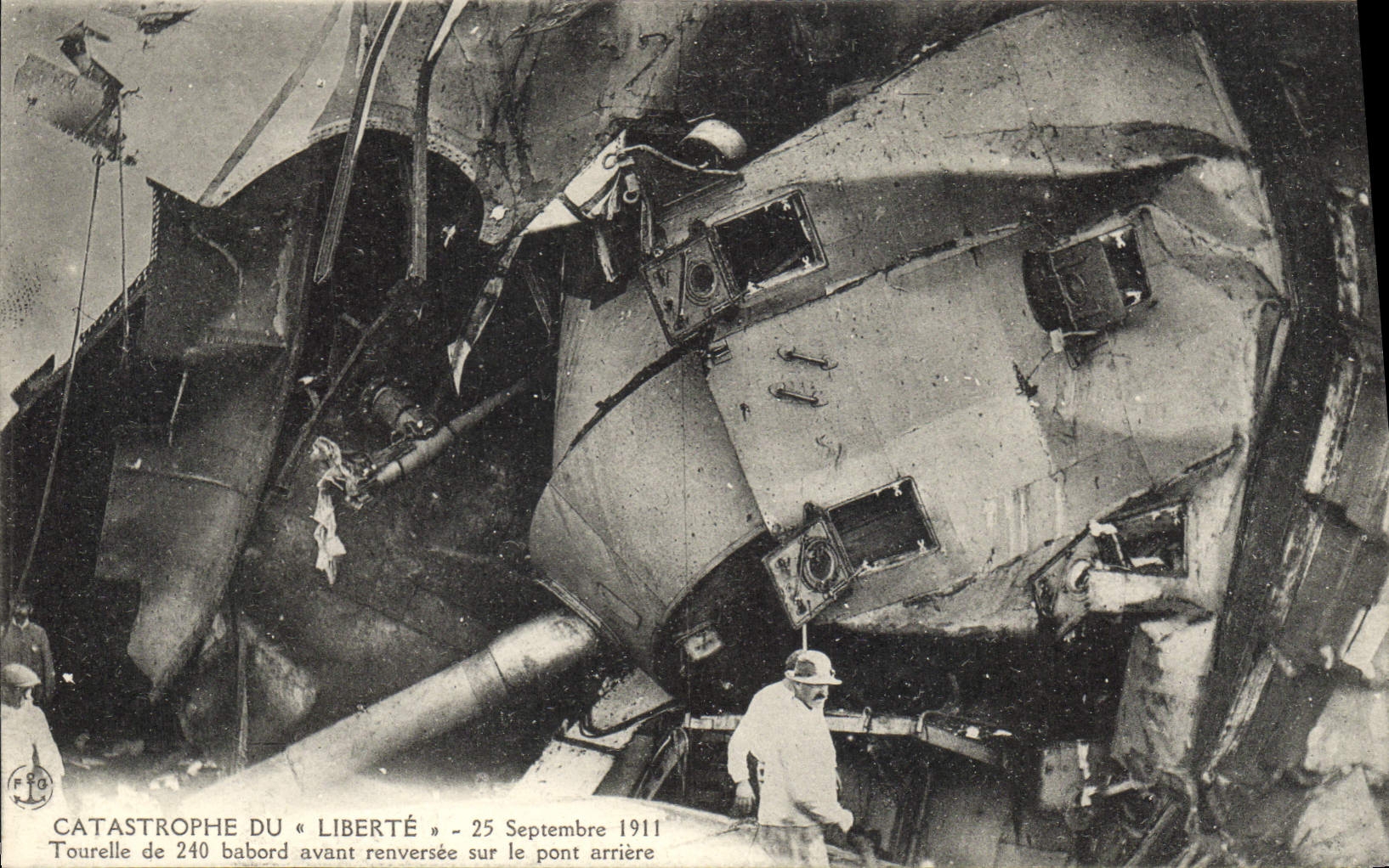 CPA Bateau Catastrophe du Liberte Tourelle de 240 babord avant renversee sur le pont arriere 