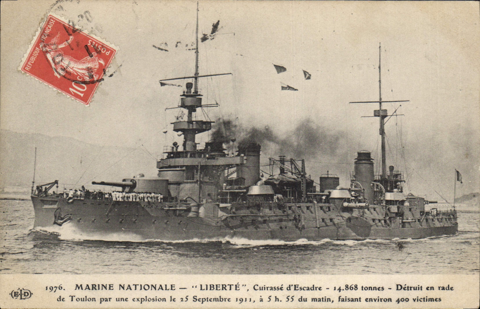 CPA Bateau Liberte Cuirasse d'escadre Detruit en rade de toulon 