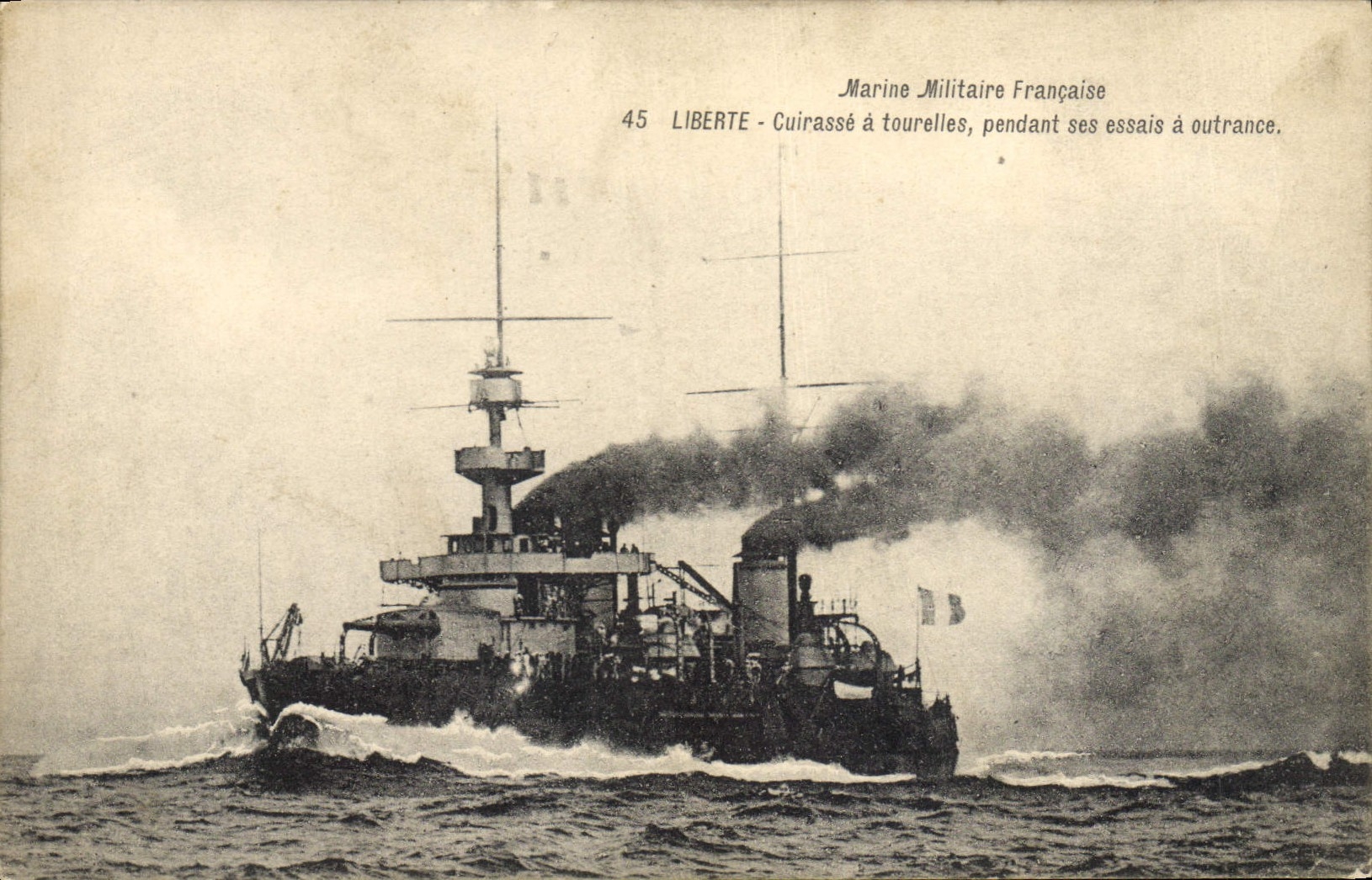 CPA Bateau Liberte Cuirasse a tourelles pendant ses essais a outrance 