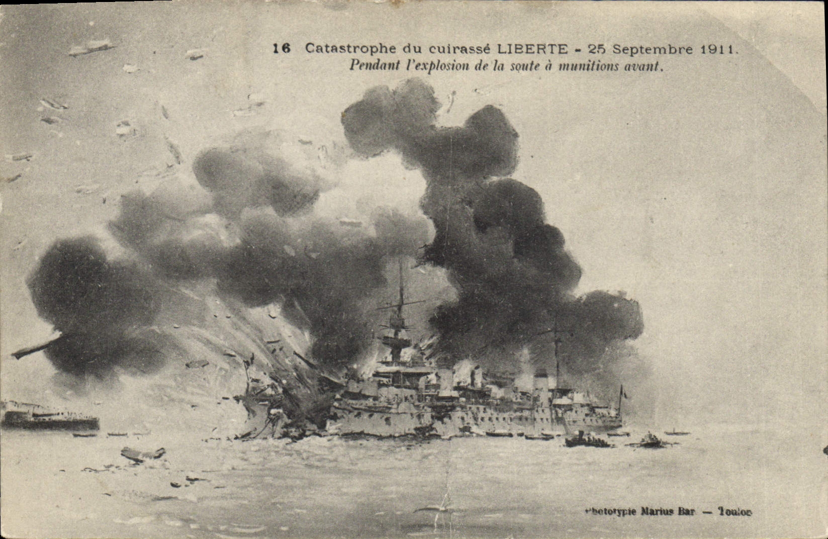 CPA Bateau Catastrophe du Cuirasse Liberte Pendant l'explosion de la soute a munitions avant 