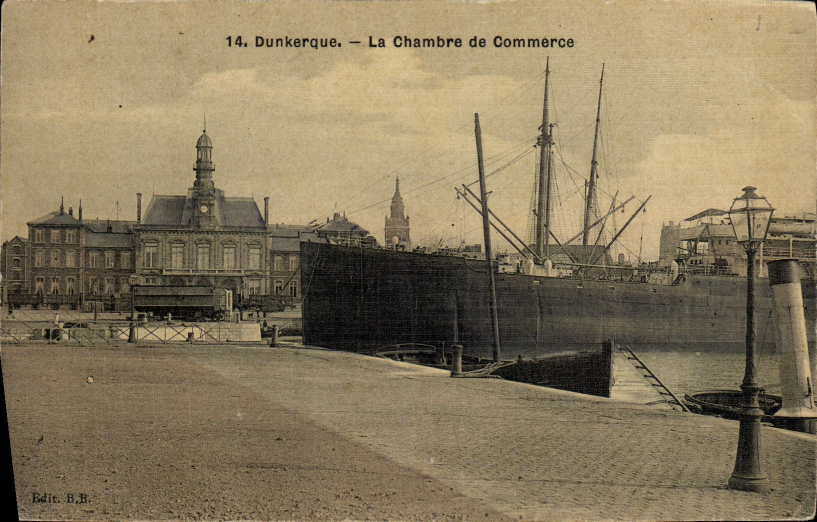 CPA Chambre de Commerce Dunkerque Bateau (carte toilee)