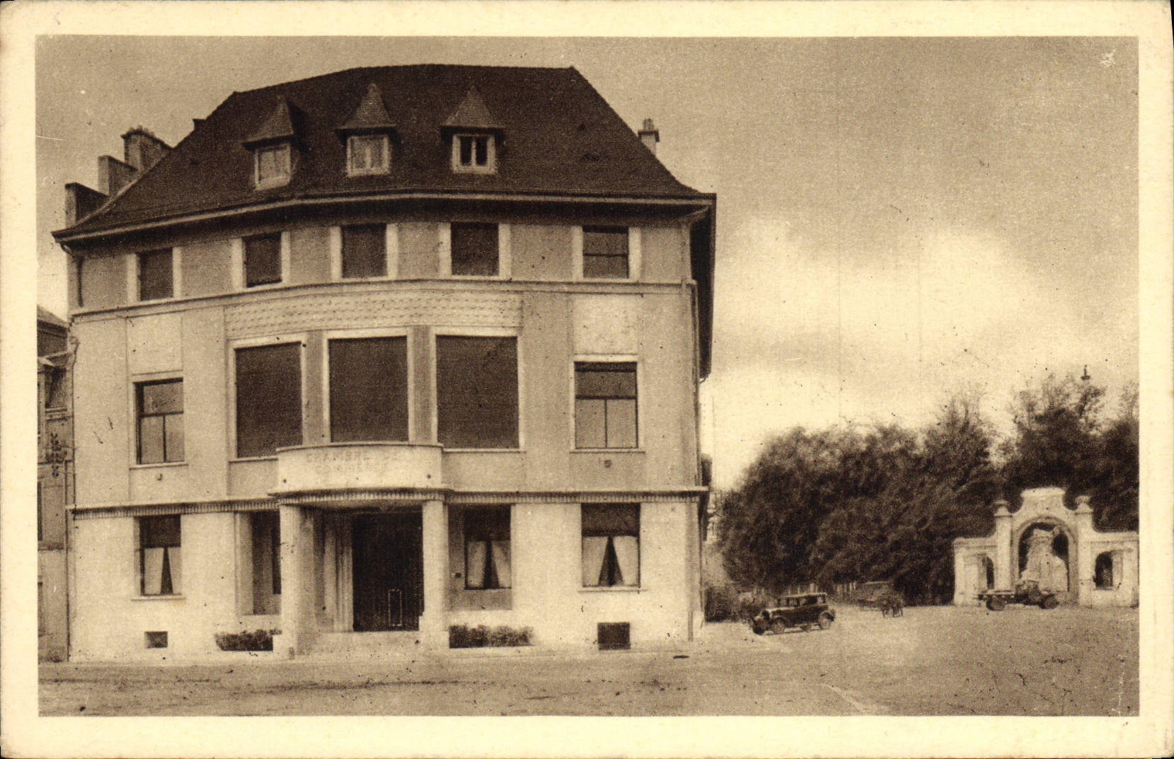 Postal Bourg en Bresse Cámara de Comercio y monumento a los caídos