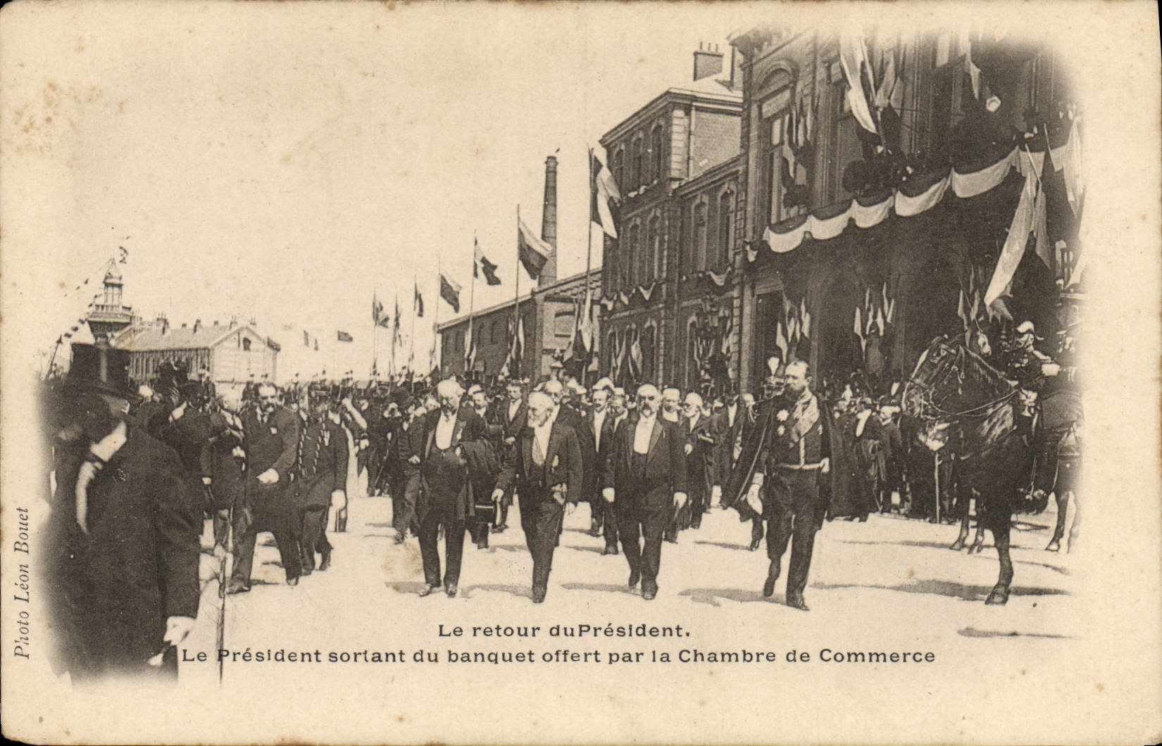 Postal la vuelta del Presidente el Presidente que sale del banquete ofrecido por la Cámara de Comercio
