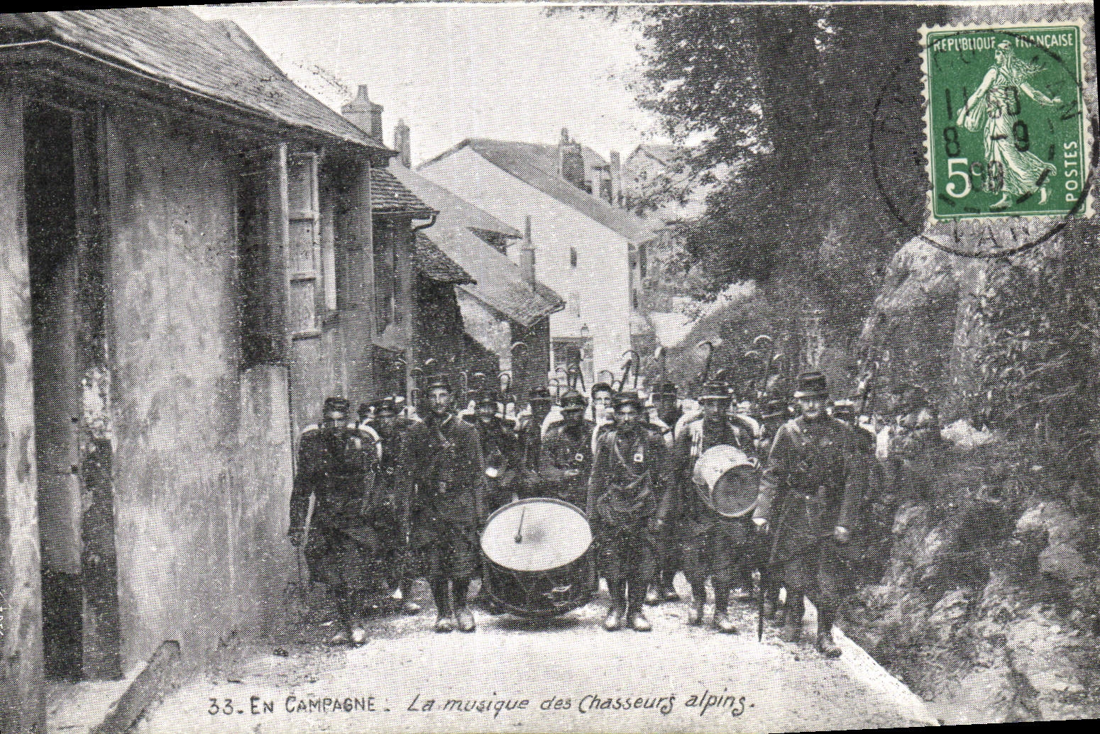 CPA Militaria Chasseurs Alpins En campagne La musique des chasseurs alpins