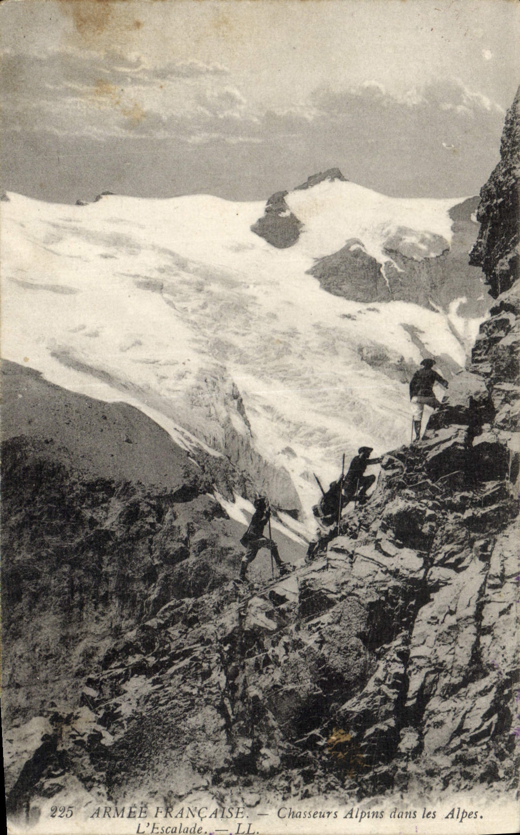 CPA Militaria Chasseurs Alpins dans les Alpes l'escalade
