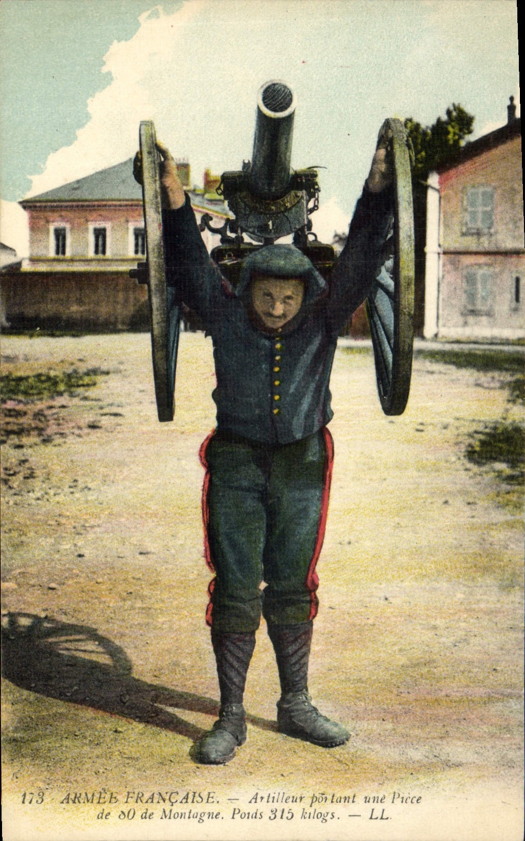 CPA Militaria Artilleur portant une piece de 80 de montagne 