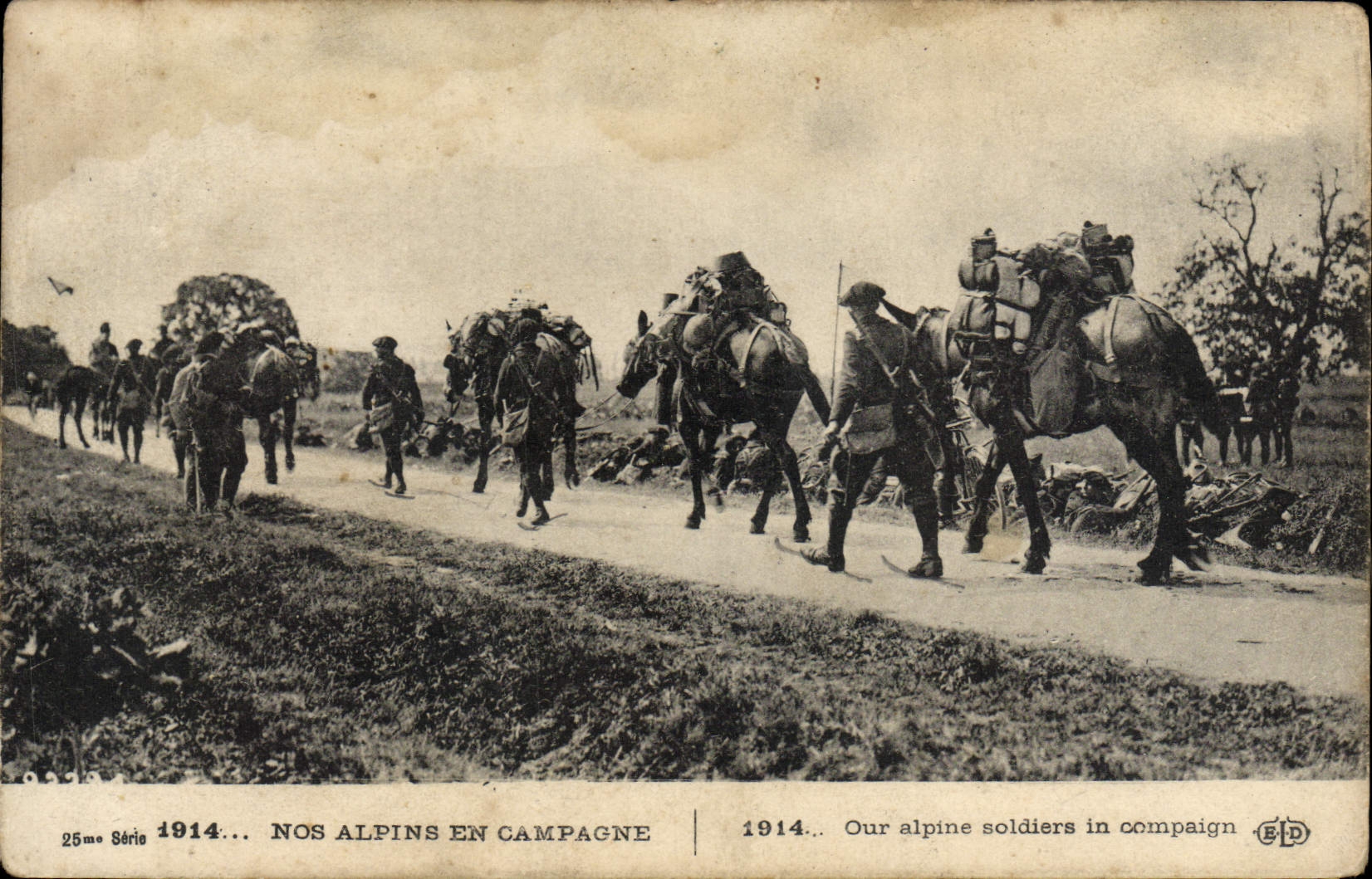 CPA Militaria Chasseurs Alpins Nos alpins en campagne 