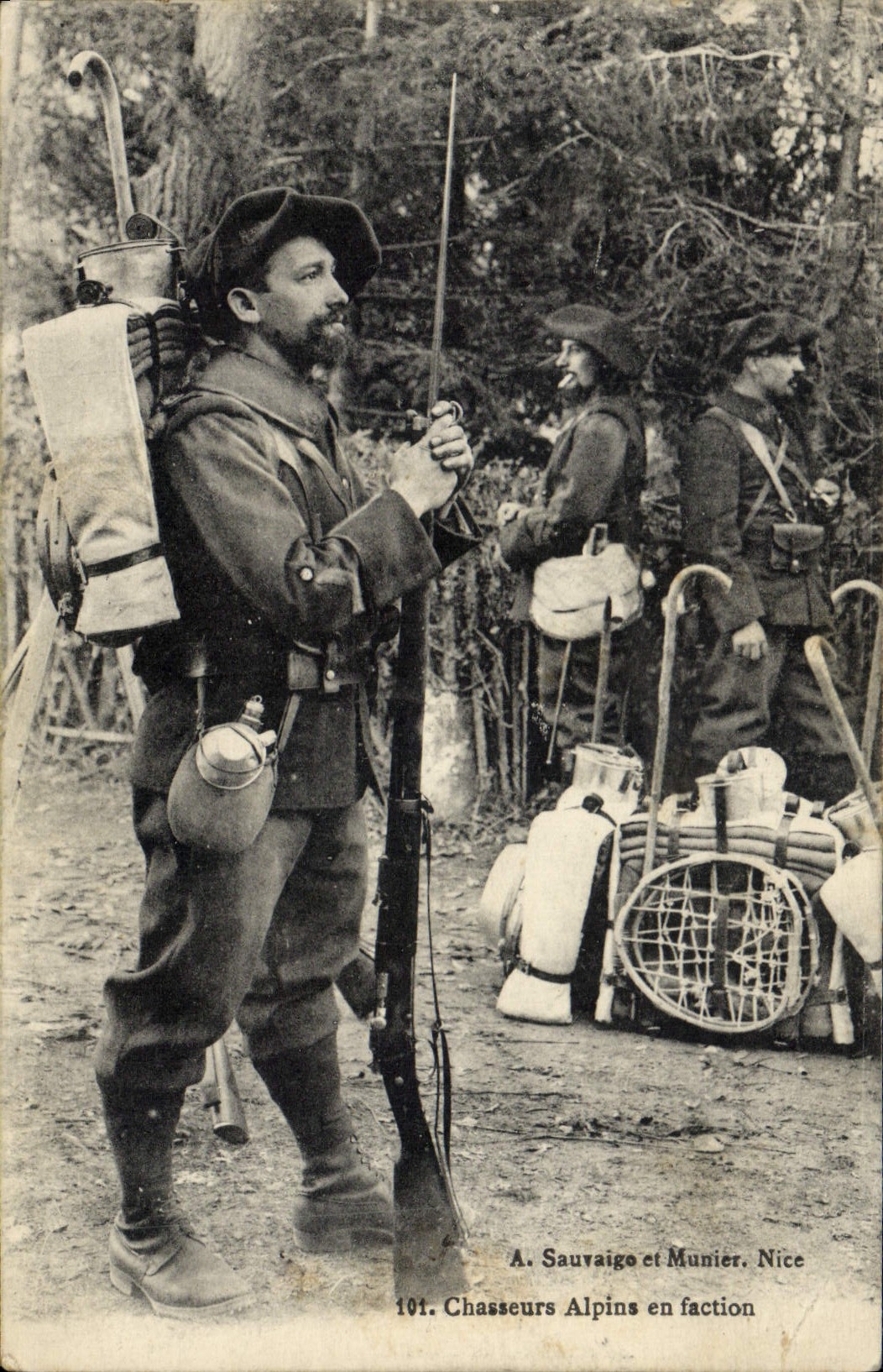 CPA Militaria Chasseurs Alpins en faction