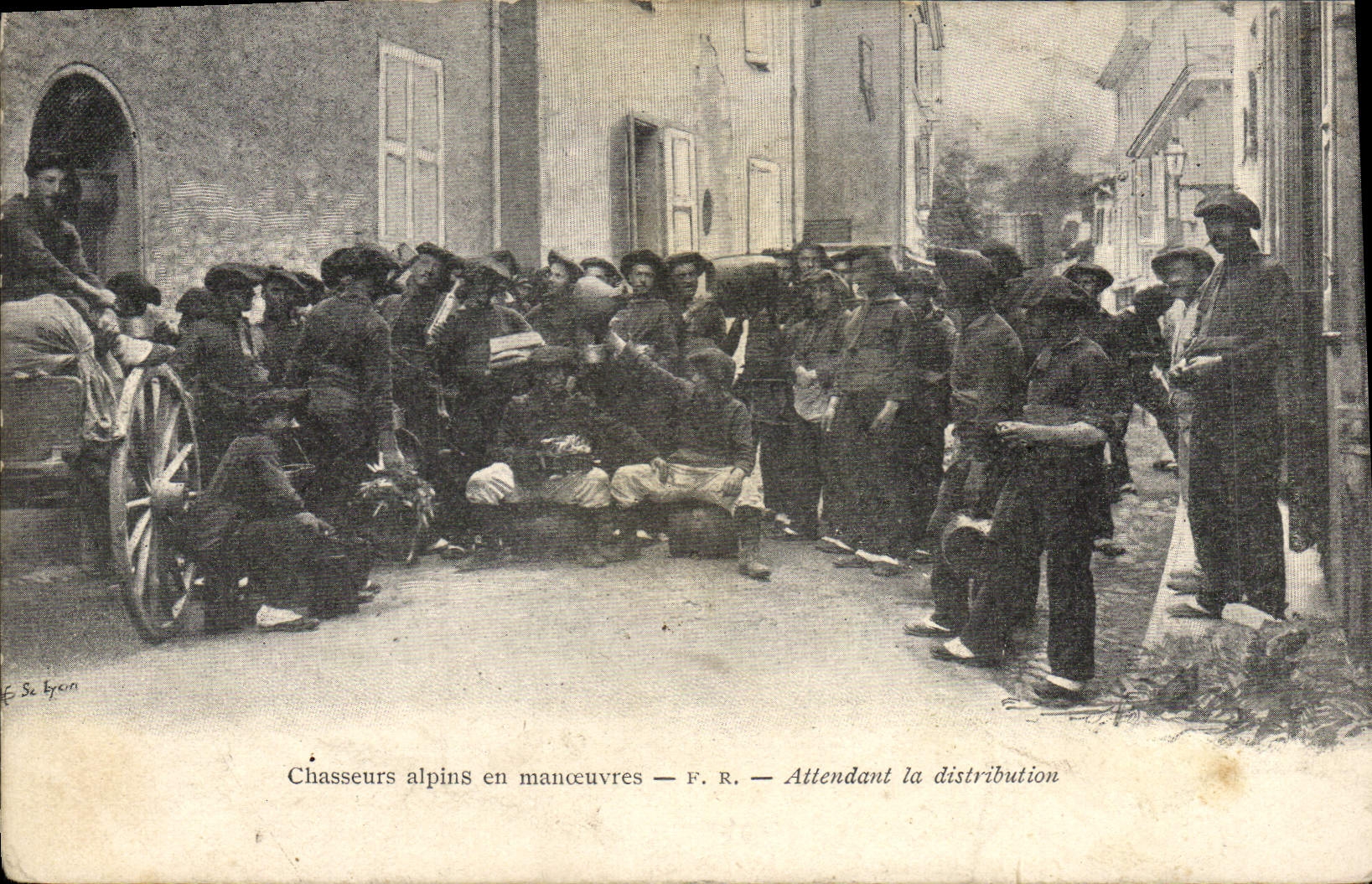 CPA Militaria Chasseurs Alpins En manoeuvres Attendant la distribution