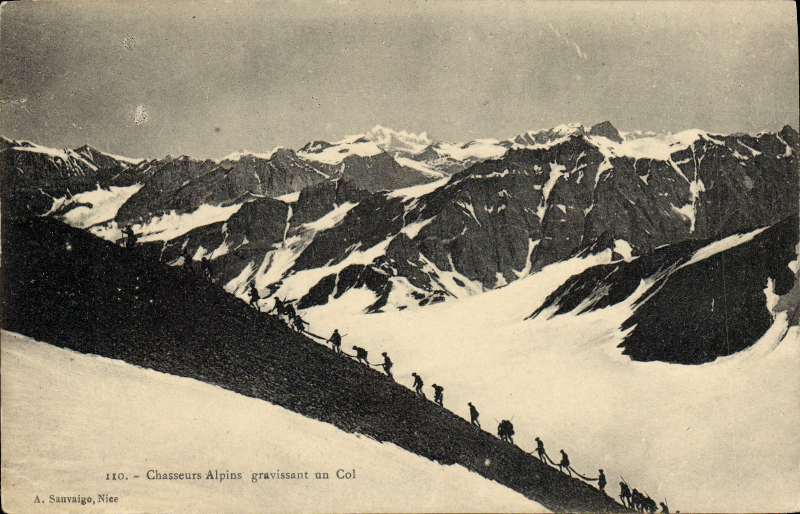 CPA Militaria Chasseurs Alpins gravissant un Col