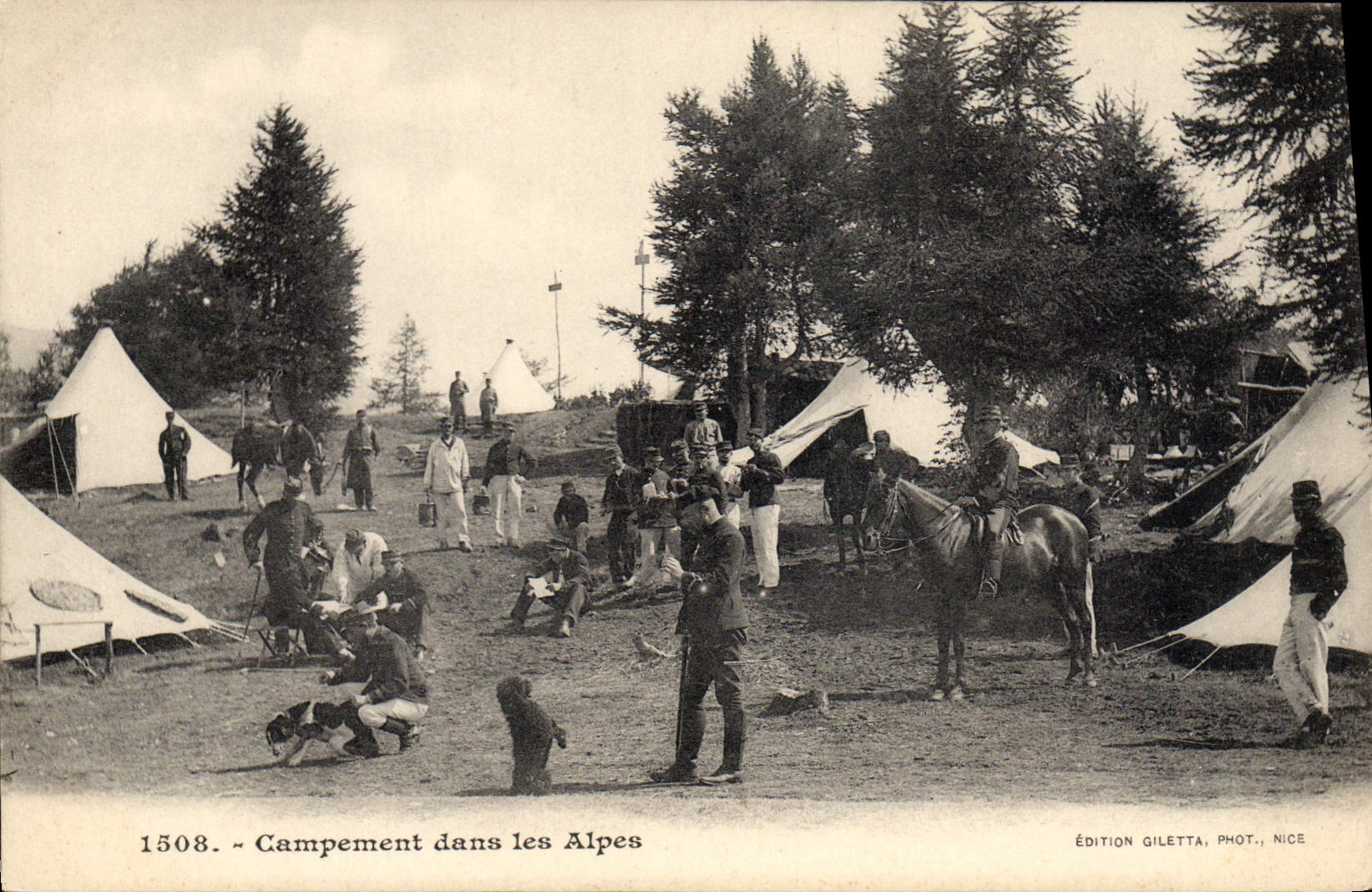 CPA Militaria Chasseurs Alpins Campement dans les Alpes