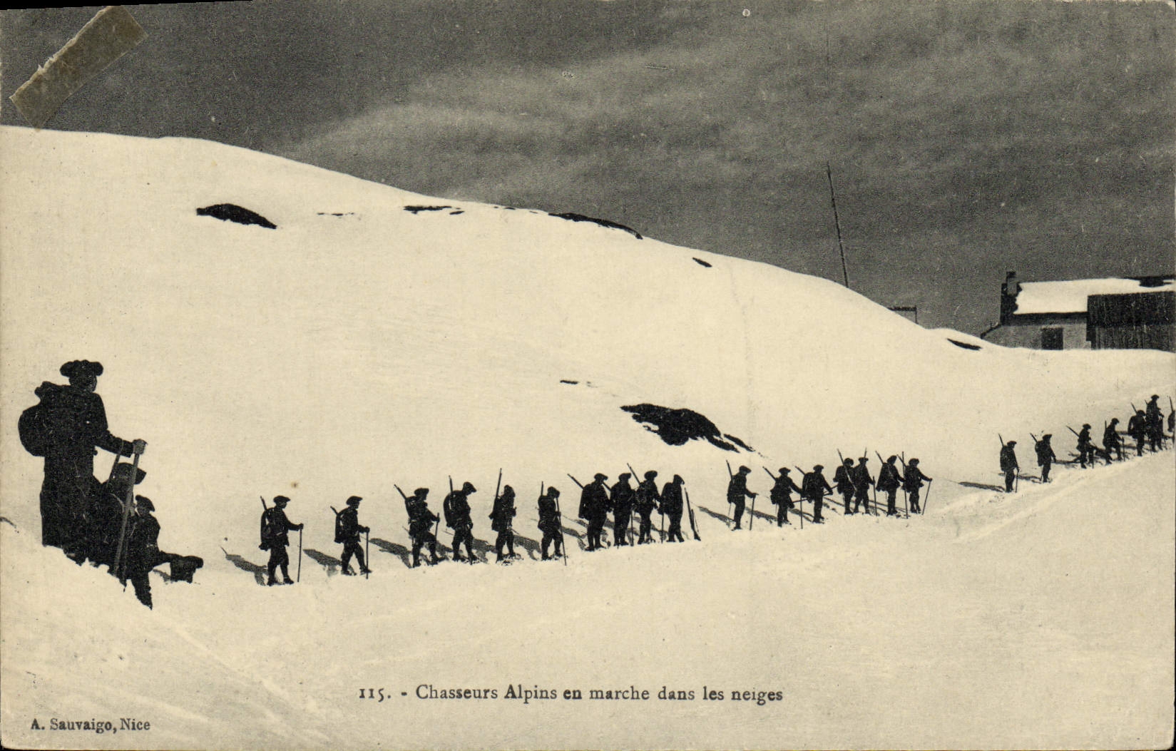 CPA Militaria Chasseurs Alpins en marche dans les neiges