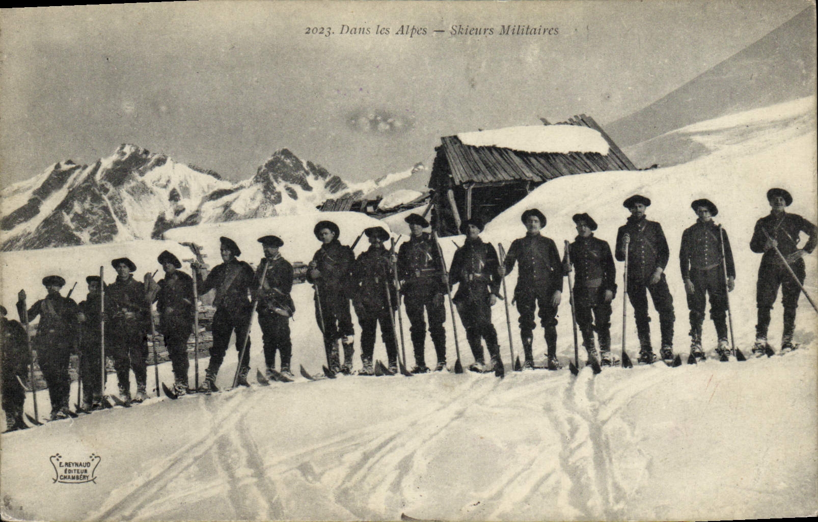 CPA Militaria Chasseurs Alpins Dans les Alpes Skieurs militaires