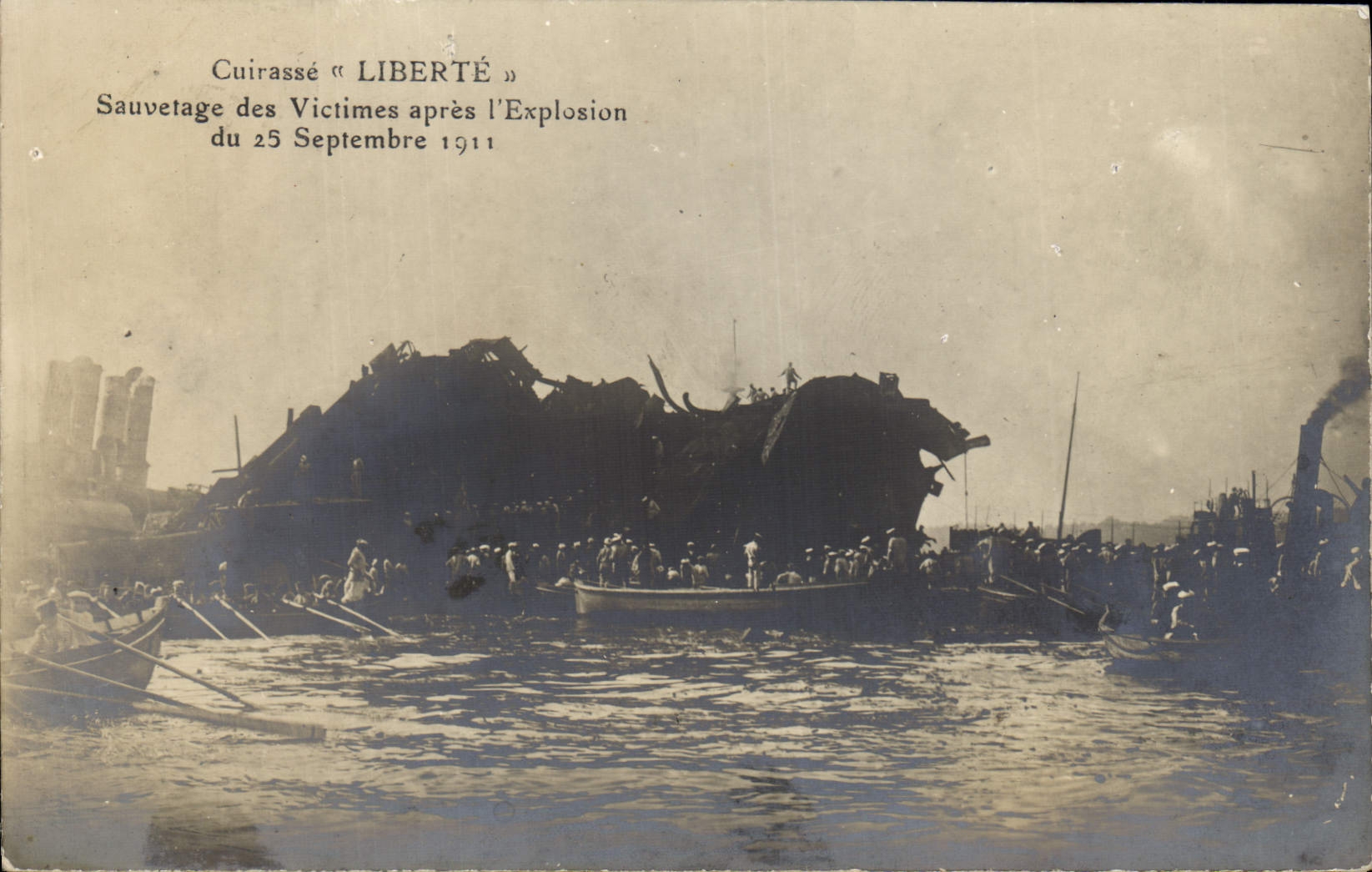 Vintage Postcard Bateau Armours Sauvetage freedom of the victims after the explosion