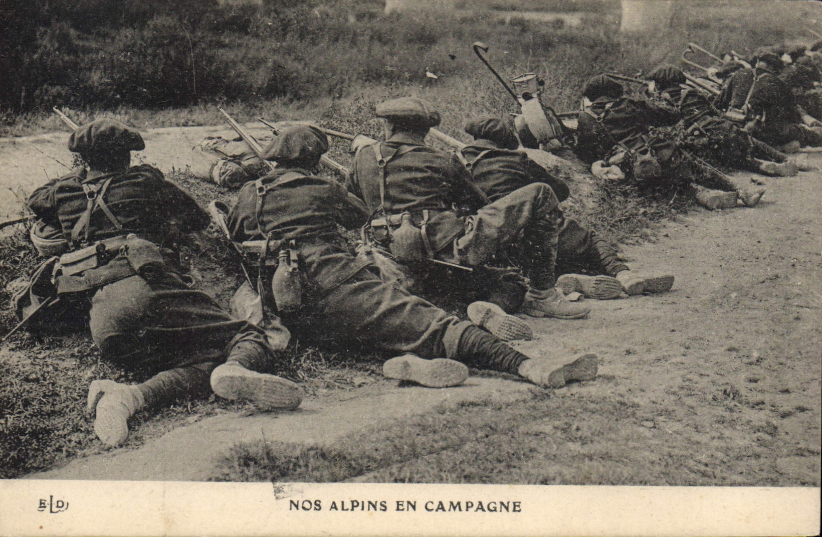 CPA Militaria Chasseurs alpins Nos Alpins en campagne
