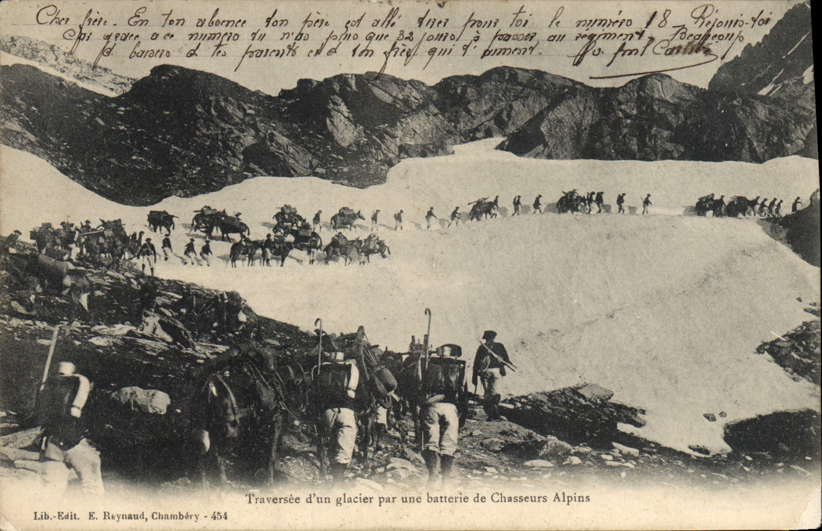 CPA Militaria Chasseurs alpins Traversee d'un glacier par une batterie de Chasseurs Alpins