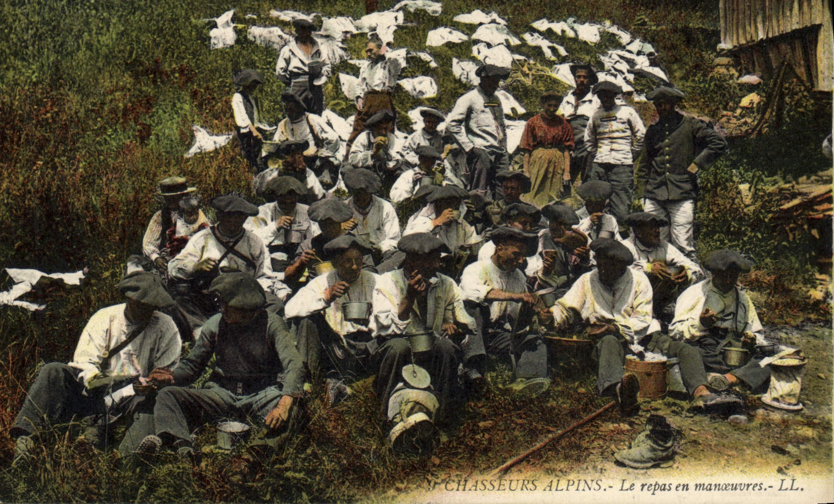 CPA Militaria Chasseurs alpins Le repas en manoeuvres