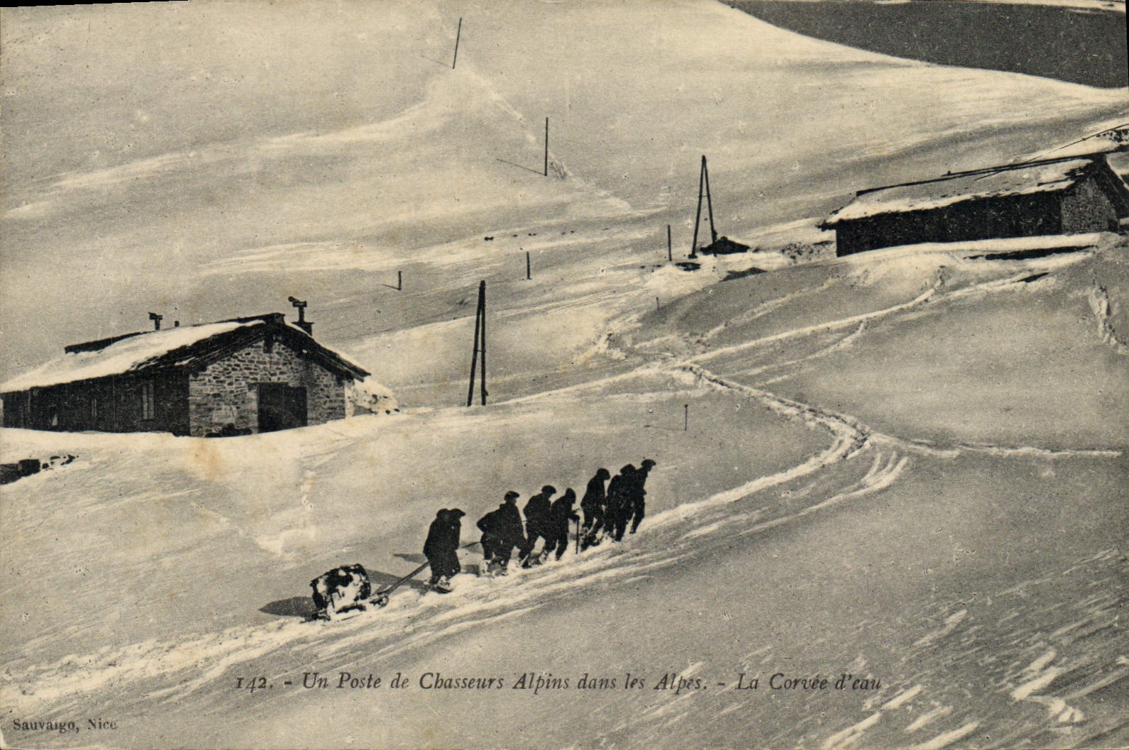 CPA Militaria Chasseurs alpins Un poste de Chasseurs Alpins dans les Alpes La corvee d'eau