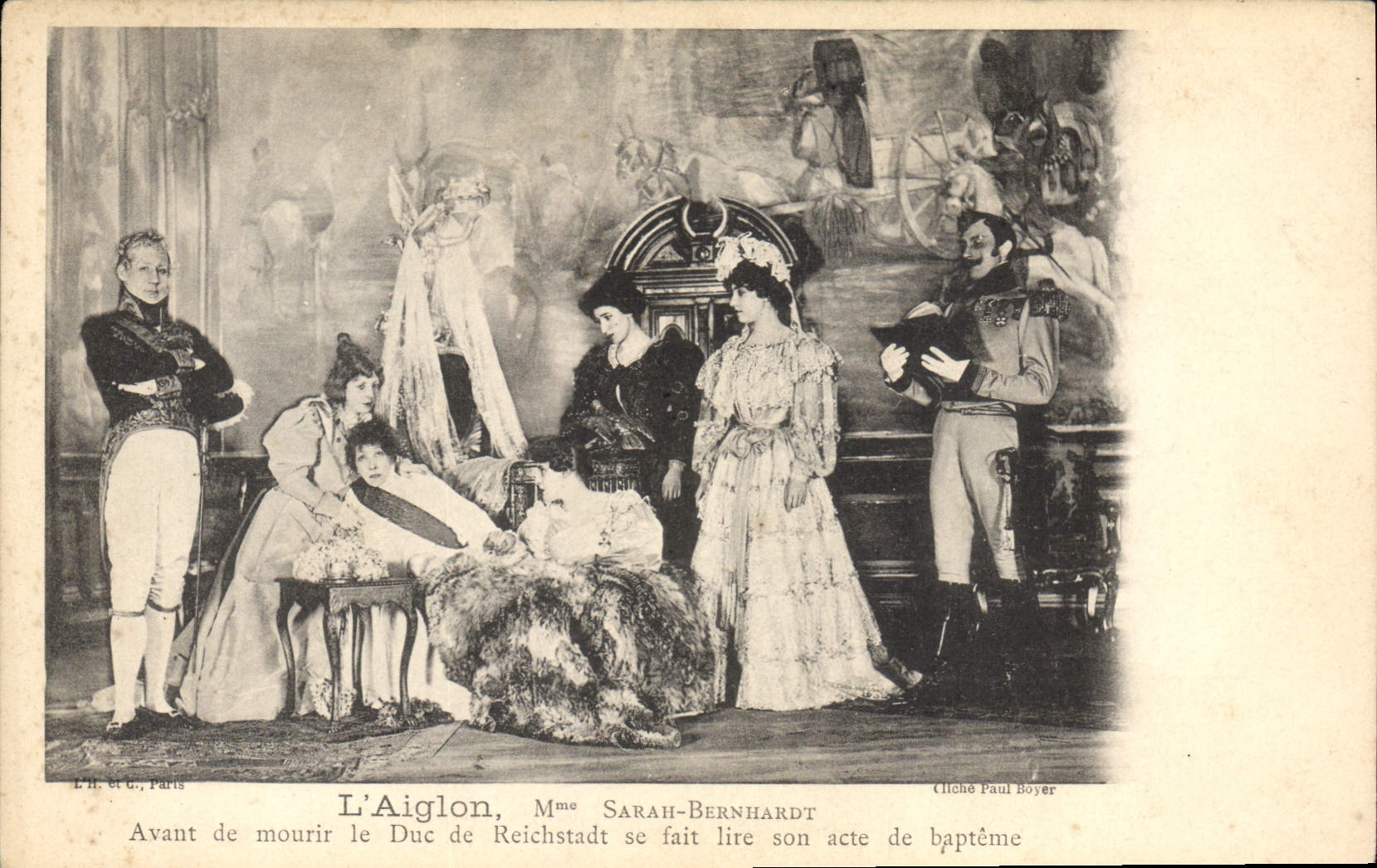 CPA Femme Theatre L'Aiglon Mme Sarah Bernhardt Avant de mourir le duc de Reichstadt se fait lire son acte de bapteme Napoleon