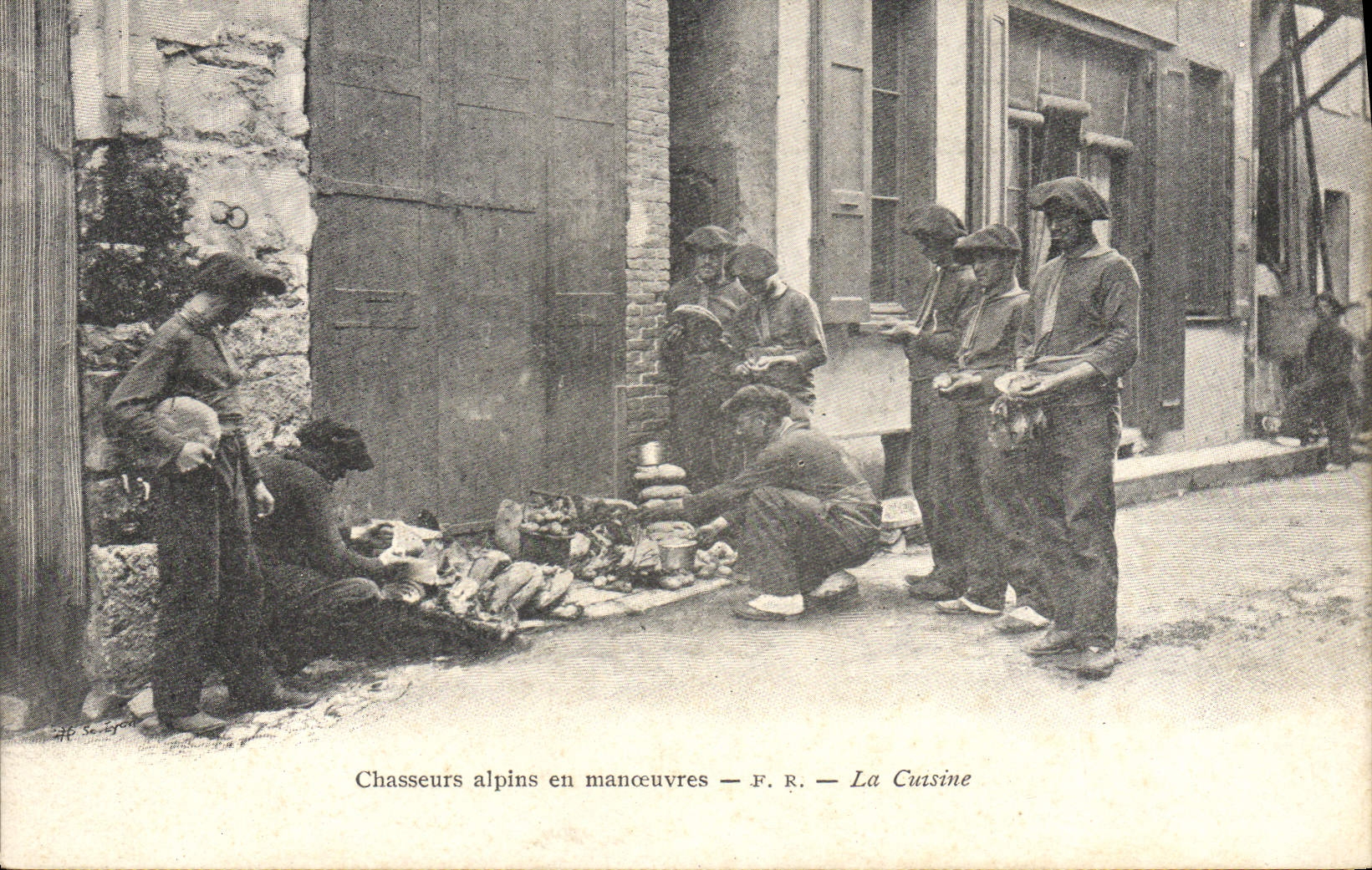 CPA Militaria Chasseurs alpins en manoeuvres La cuisine