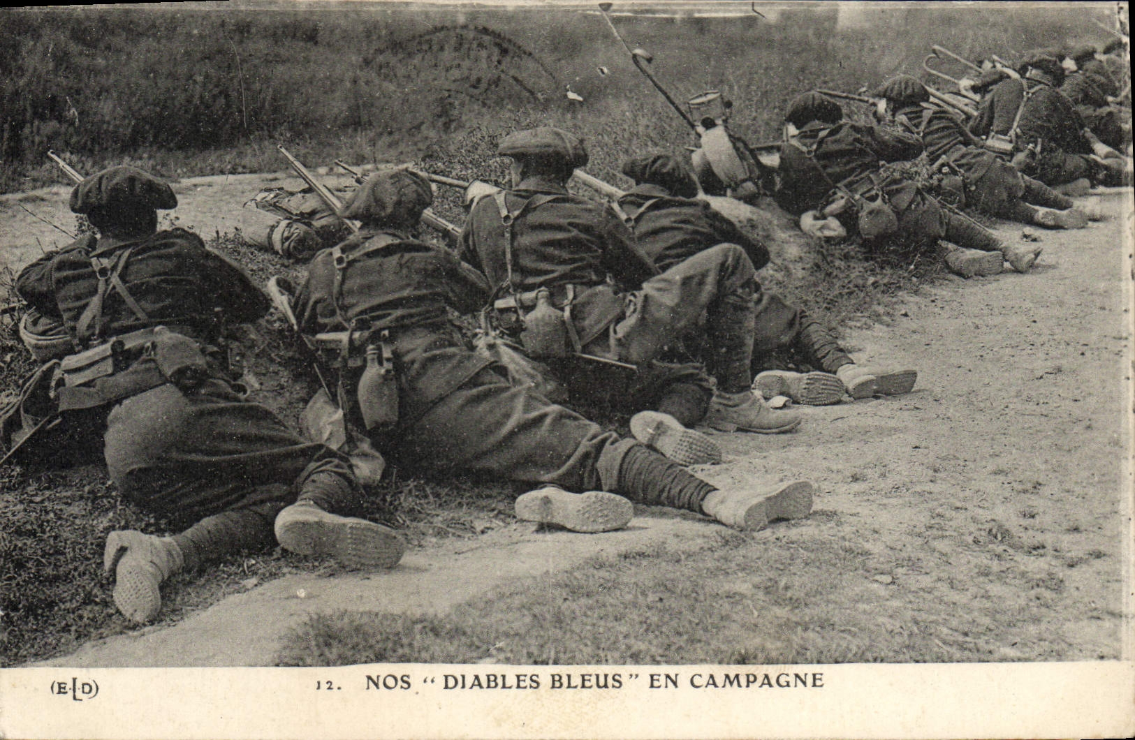 CPA Militaria Chasseurs alpins Nos diables en campagne