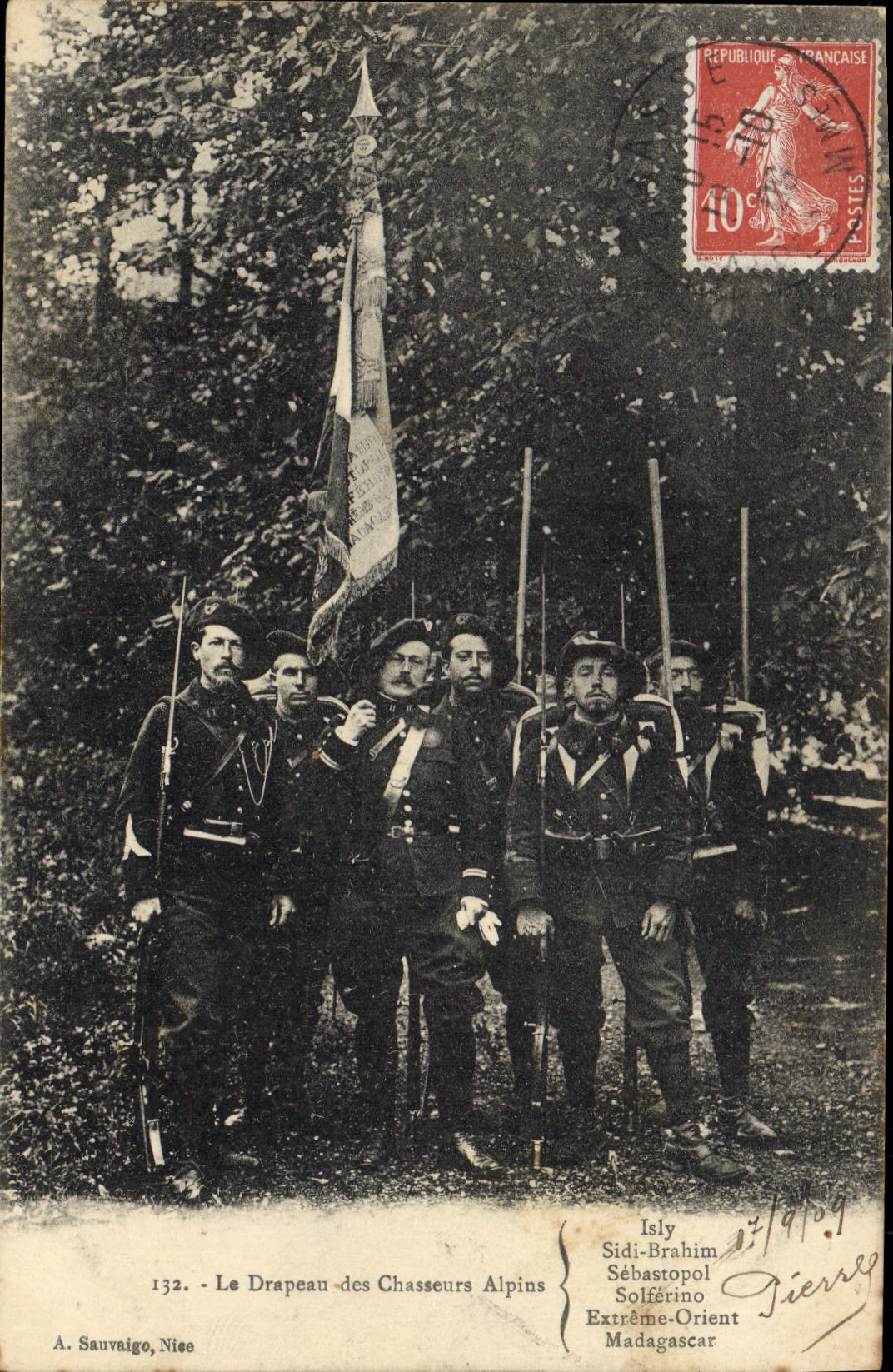 CPA Militaria Chasseurs alpins Le drapeau des Chasseurs Alpins Isly Sidi Brahim Sebastopol Solferino Extreme Orient Madagascar