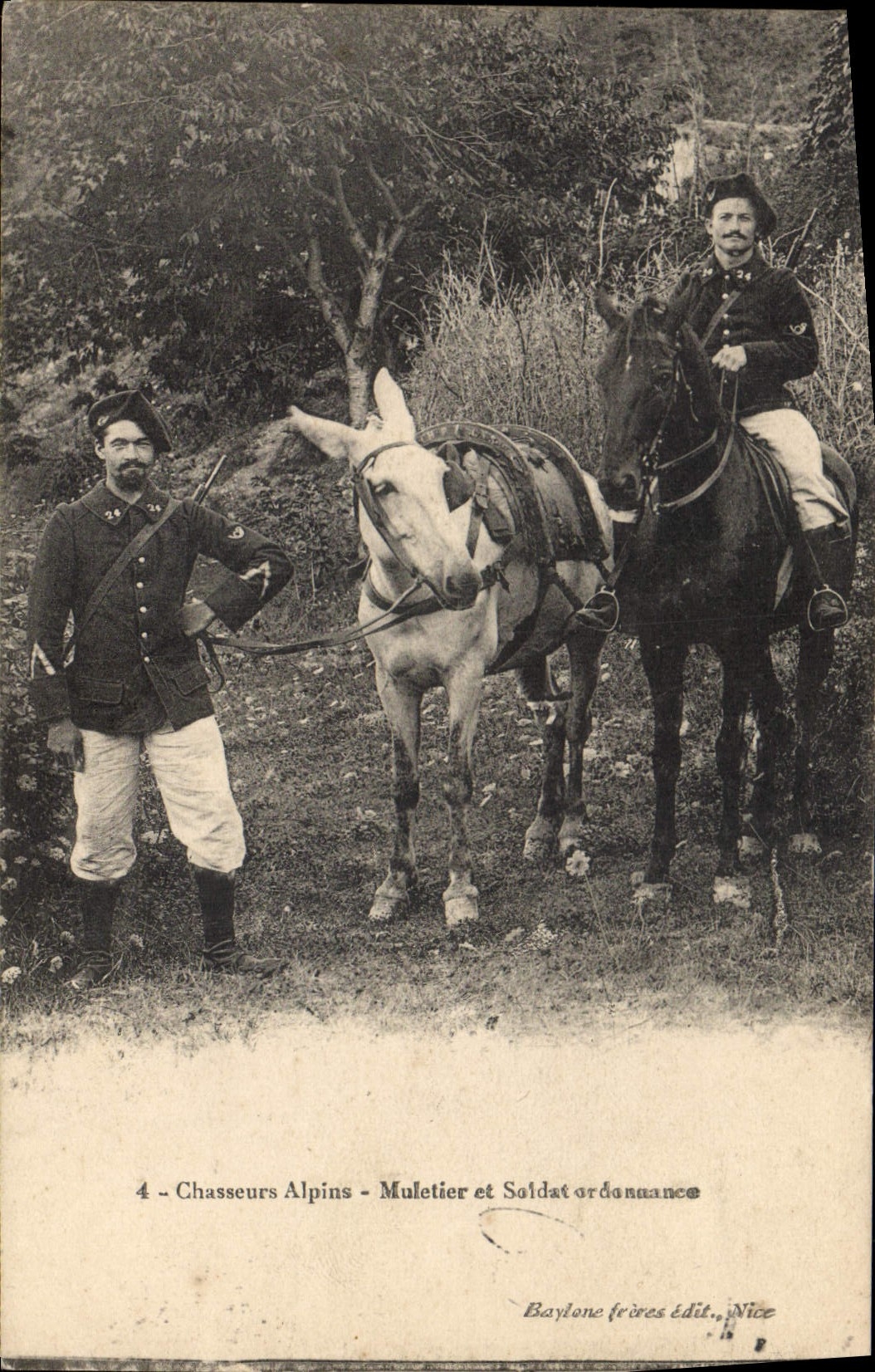 CPA Militaria Chasseurs alpins Muletier et soldat ordonnance (n°24 sur le col)