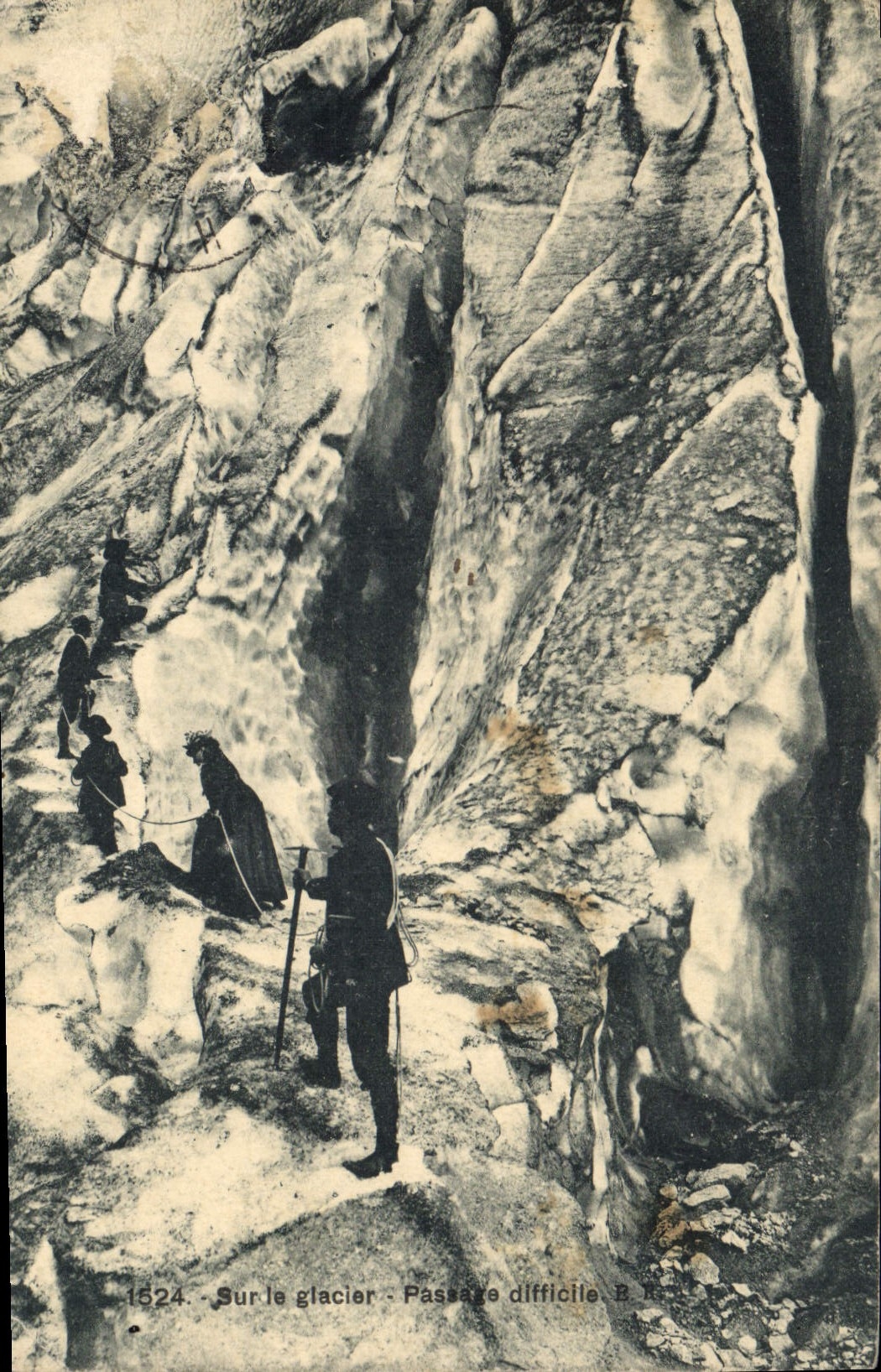 CPA Militaria Chasseurs alpins Sur le glacier Passage difficile