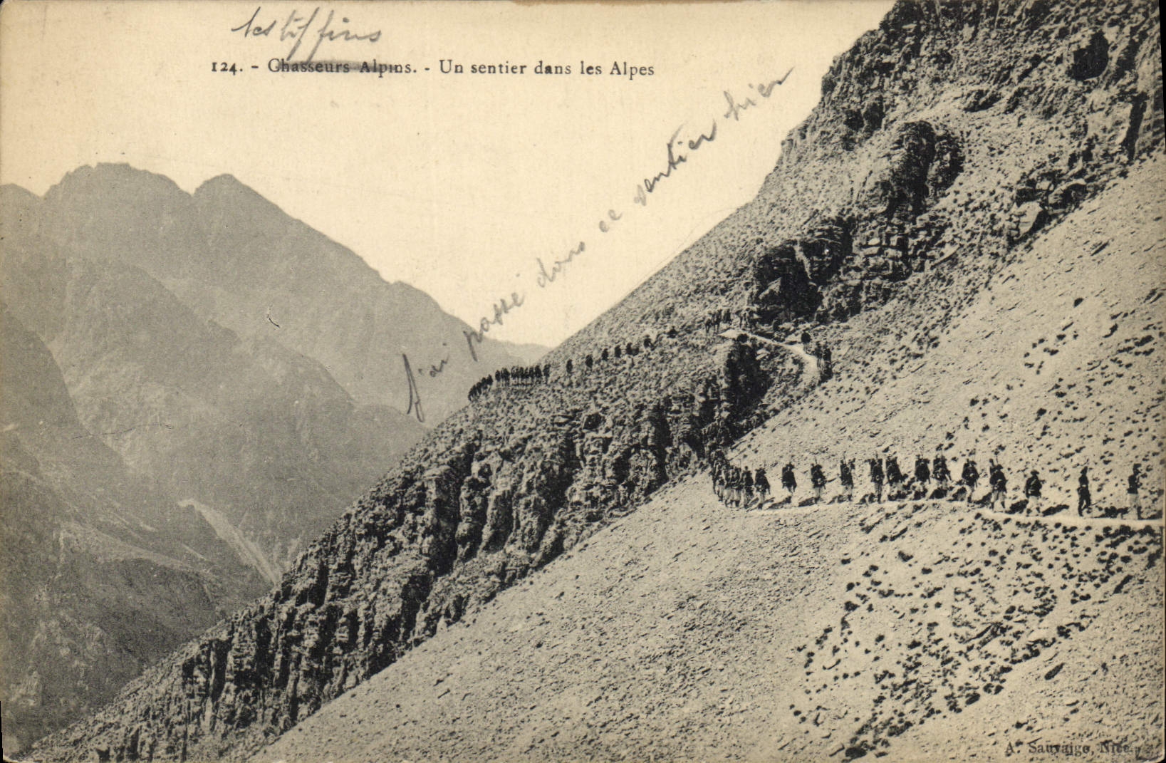 CPA Militaria Chasseurs alpins Un sentier dans les Alpes
