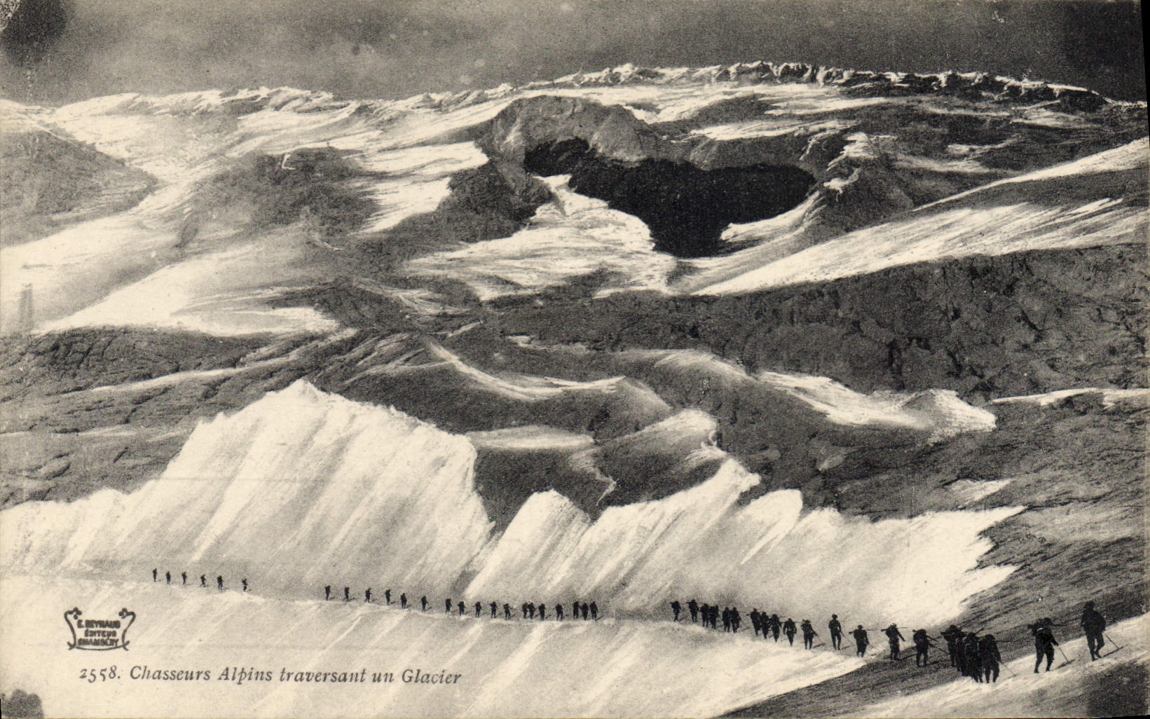 CPA Militaria Chasseurs alpins traversant un glacier
