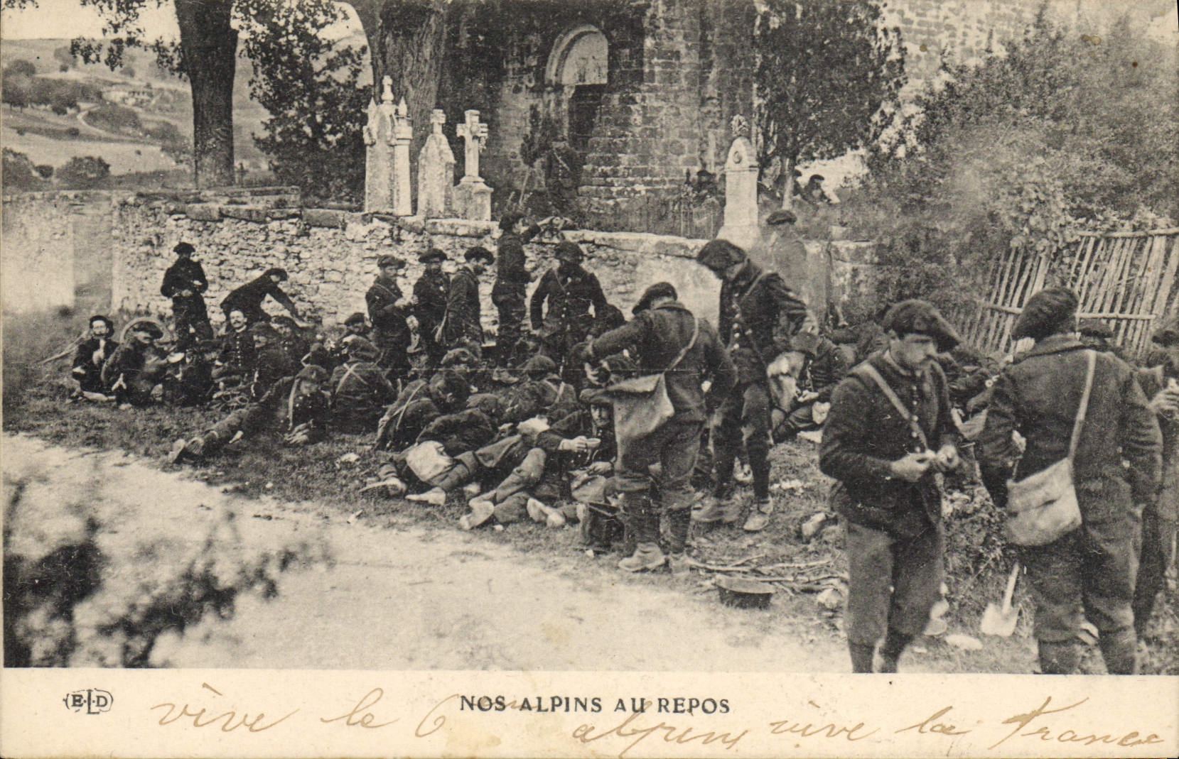 CPA Militaria Chasseurs alpins Nos alpins au repos