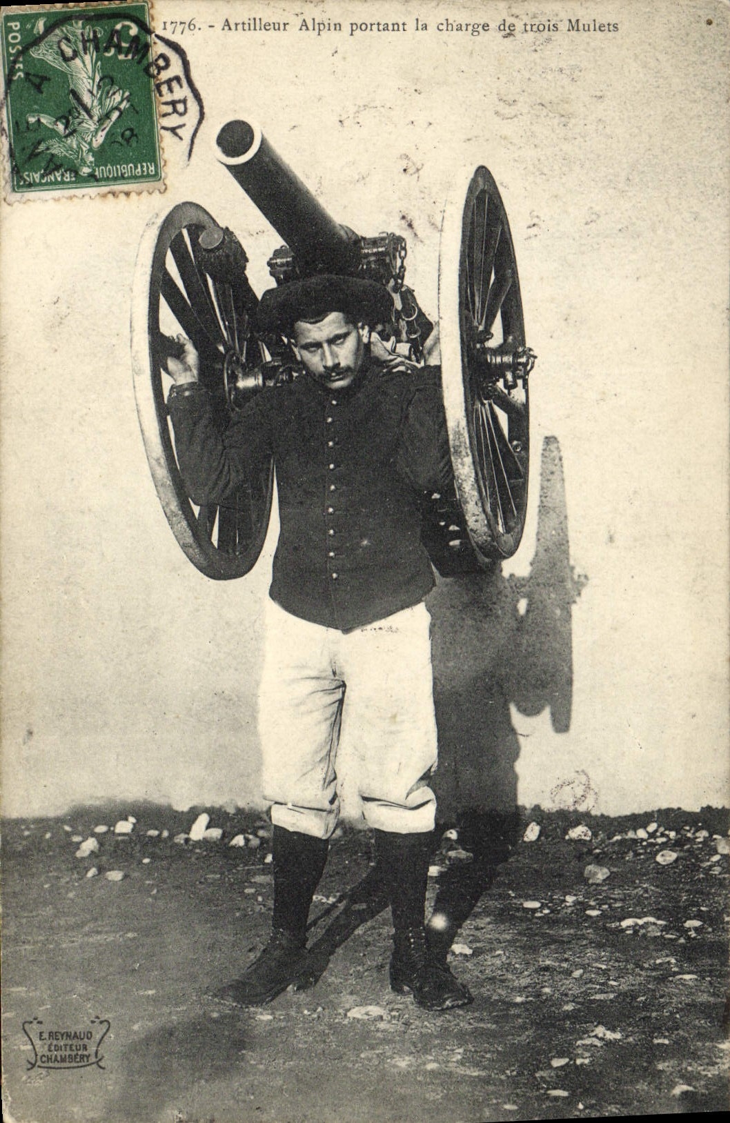 CPA Militaria Chasseurs alpins Artilleur alpin portant la charge de trois mulets