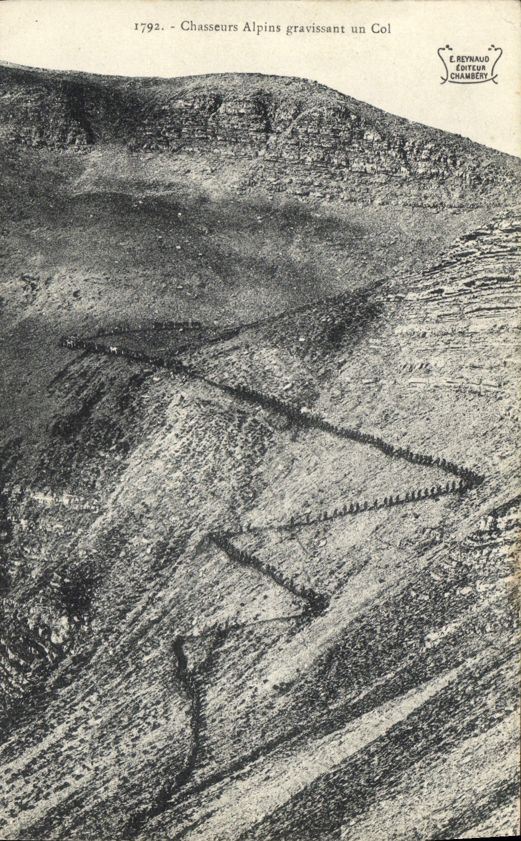 CPA Militaria Chasseurs alpins gravissant un col