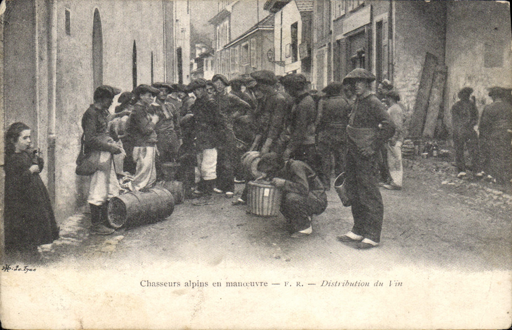 CPA Militaria Chasseurs alpins en manoeuvre Distribution de vin
