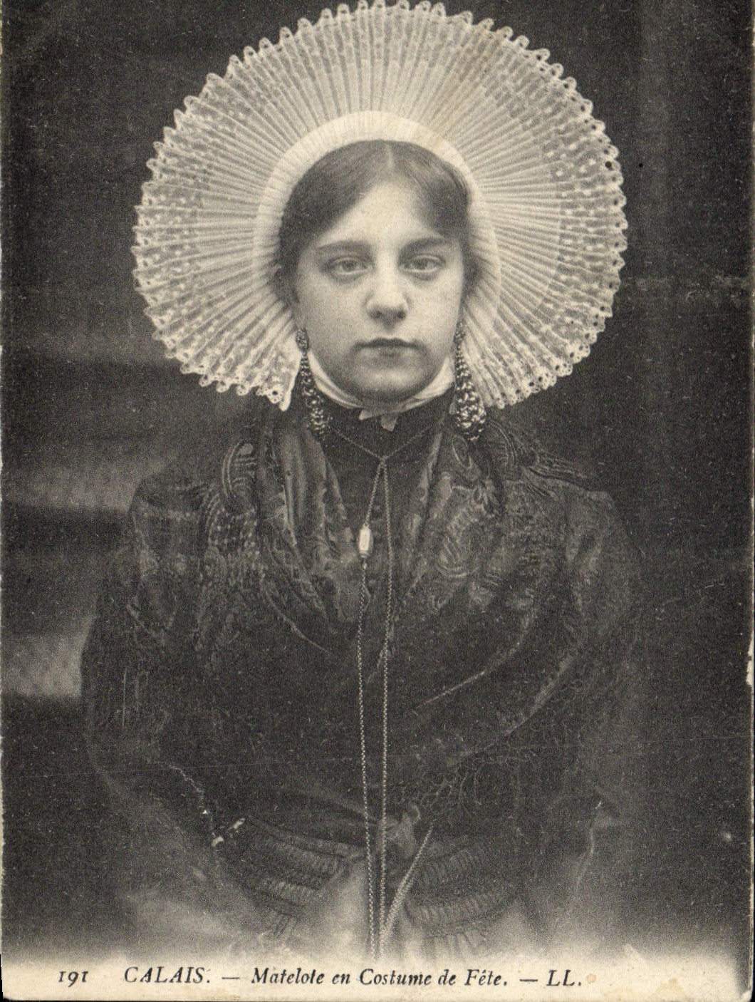 CPA Folklore Calais Matelote en costume de fete