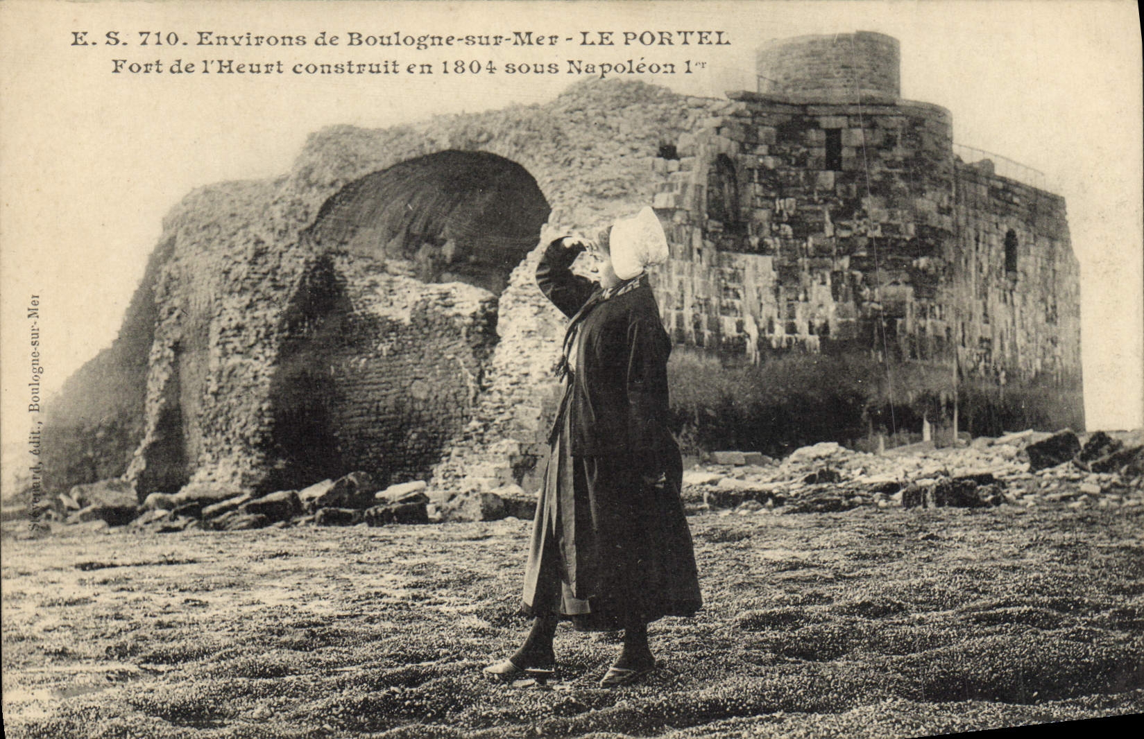 CPA Folklore Environs de Boulogne sur Mer Le Portel Fort de l'Heurt Enfant