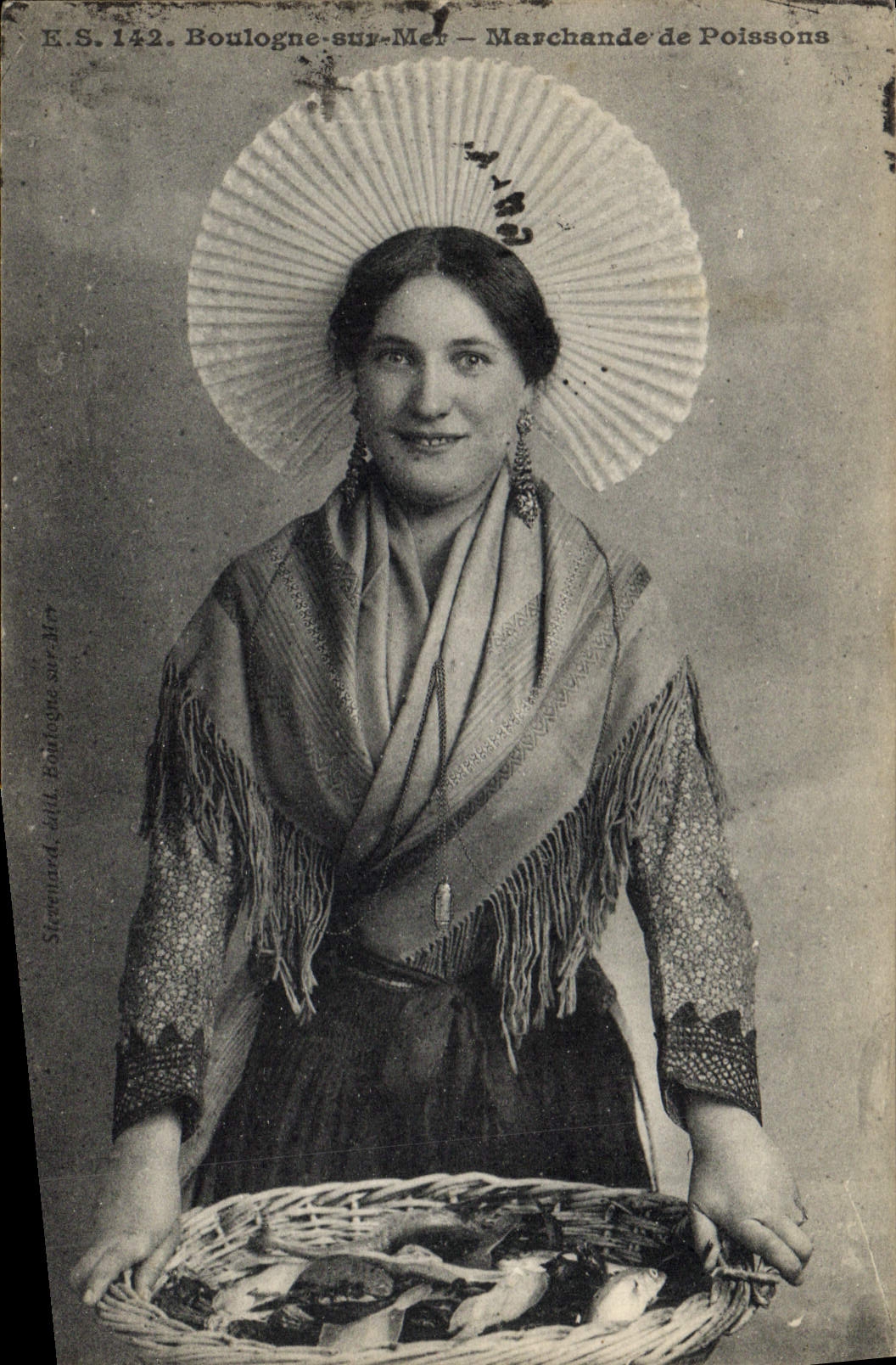 CPA Folklore Boulogne sur Mer Marchande de poissons