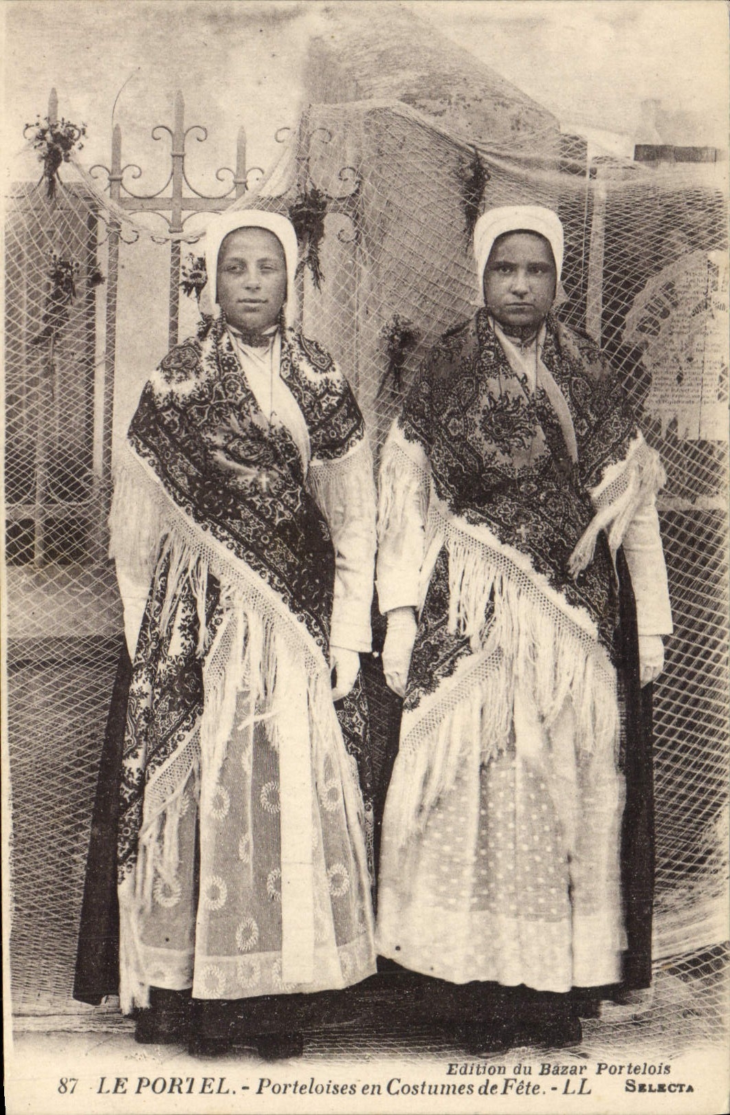 CPA Folklore Le Portel Porteloises en costumes de fete 