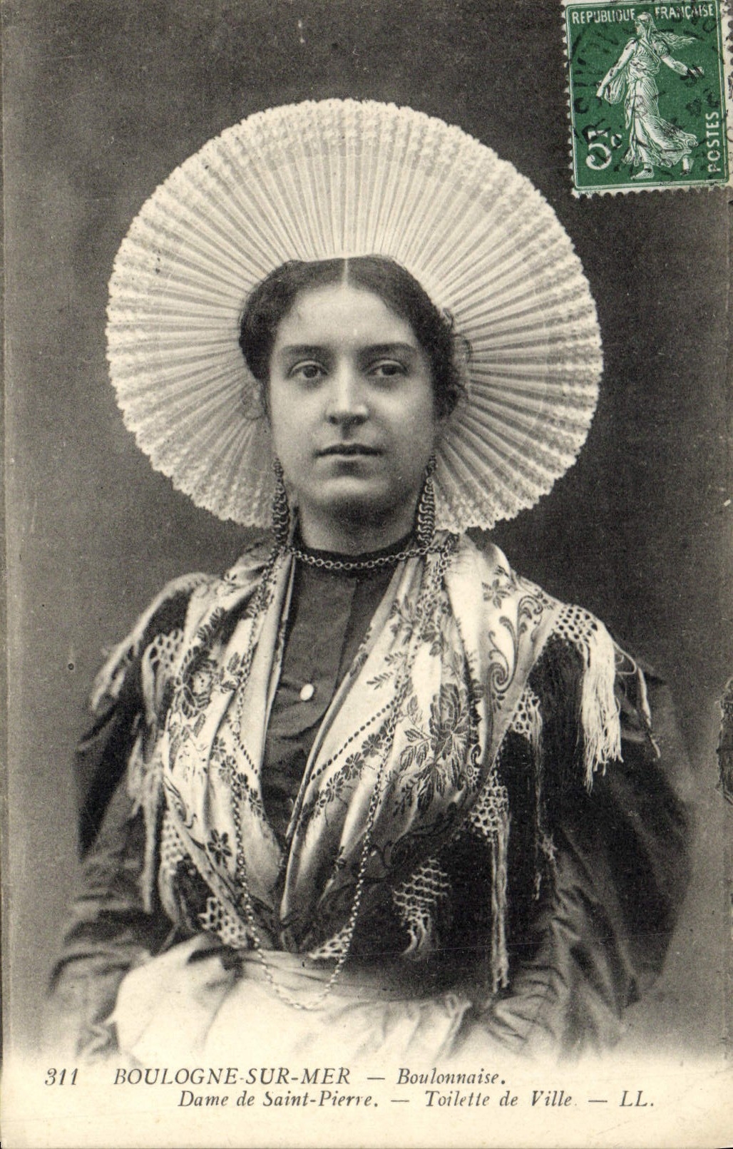 CPA Folklore Boulogne sur Mer Boulonnaise Dame de St Pierre Toilette de ville