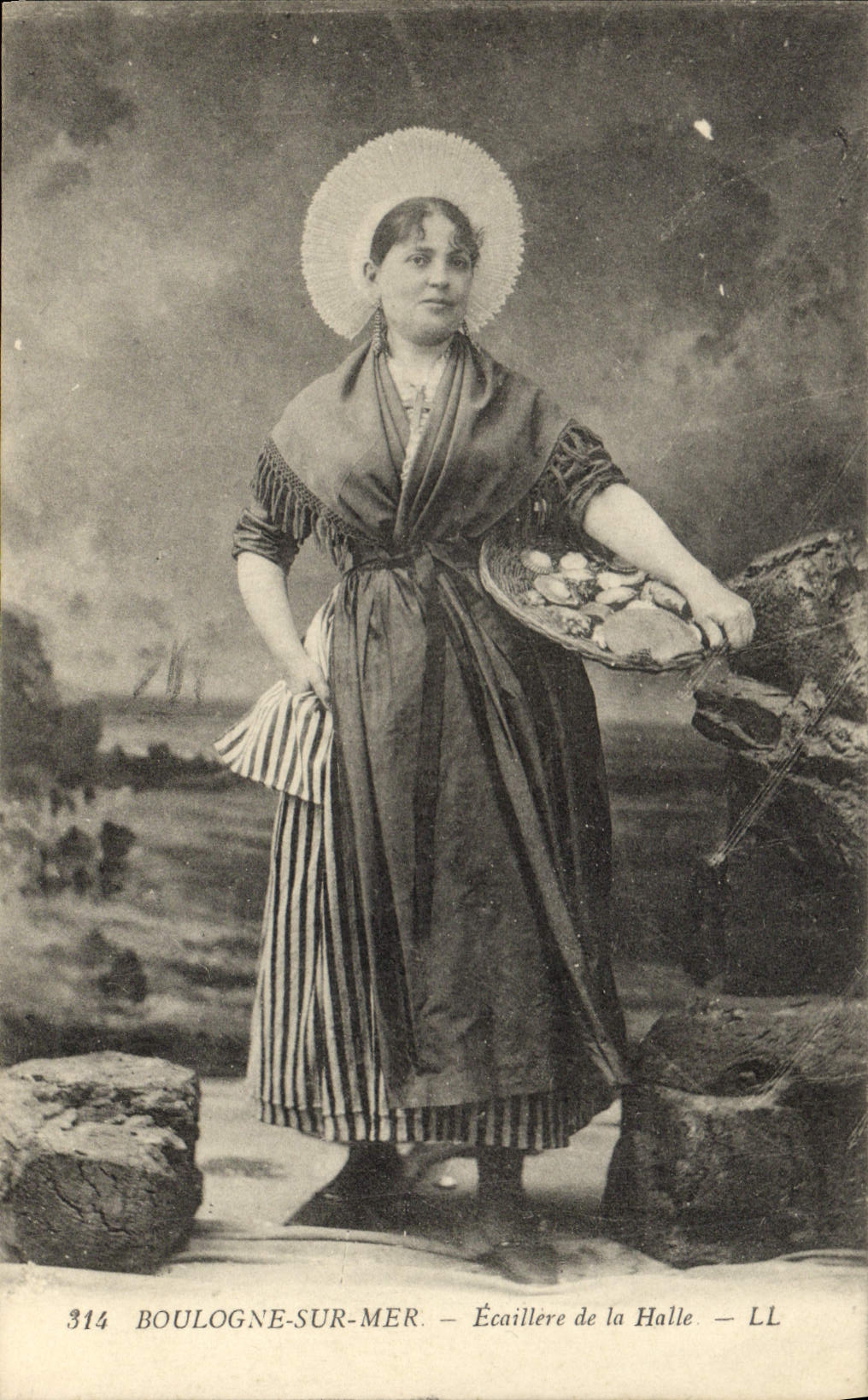 CPA Folklore Boulogne sur Mer Ecaillere de la Halle