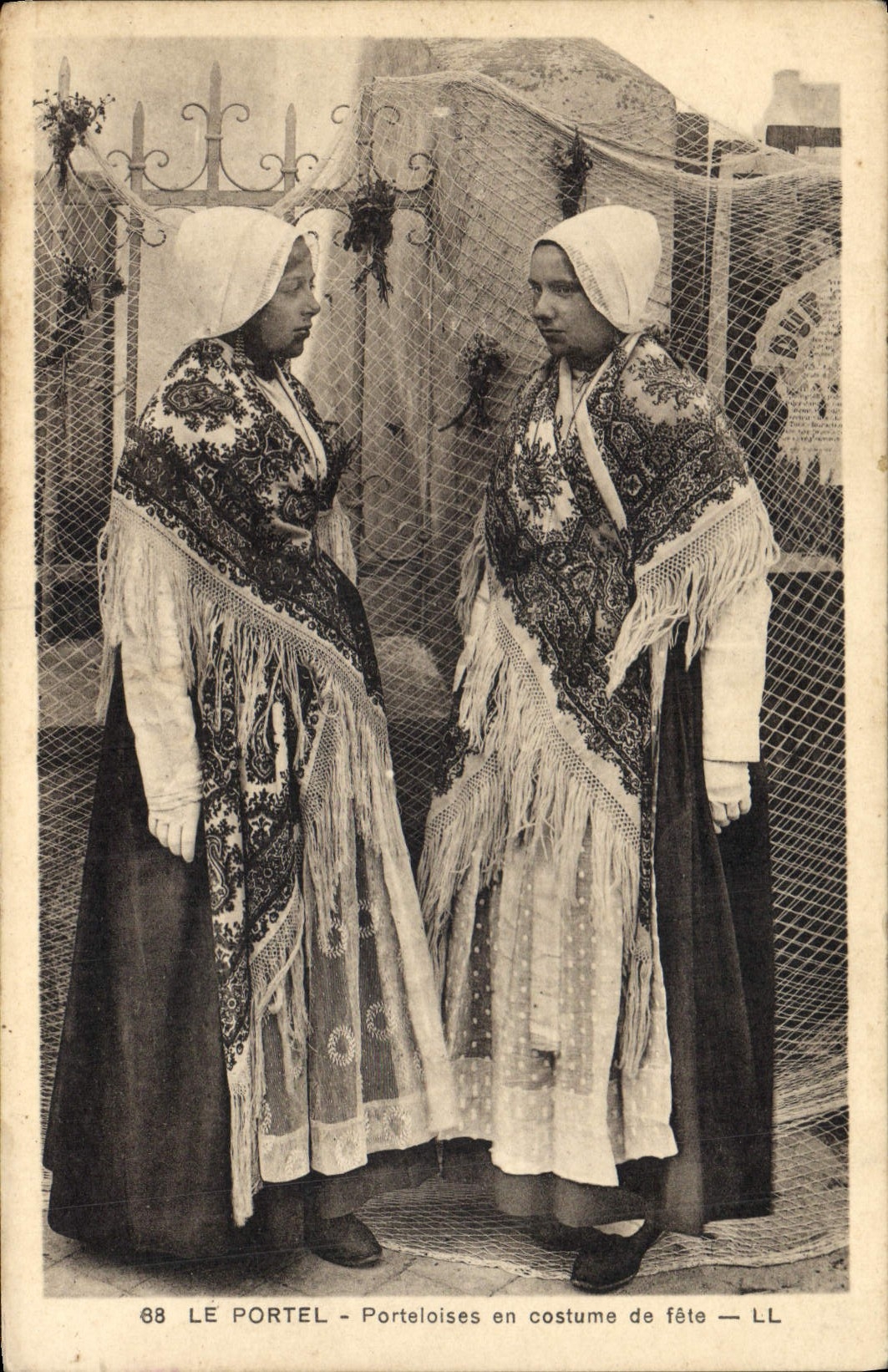 CPA Folklore Le Portel Porteloises en costume de fete