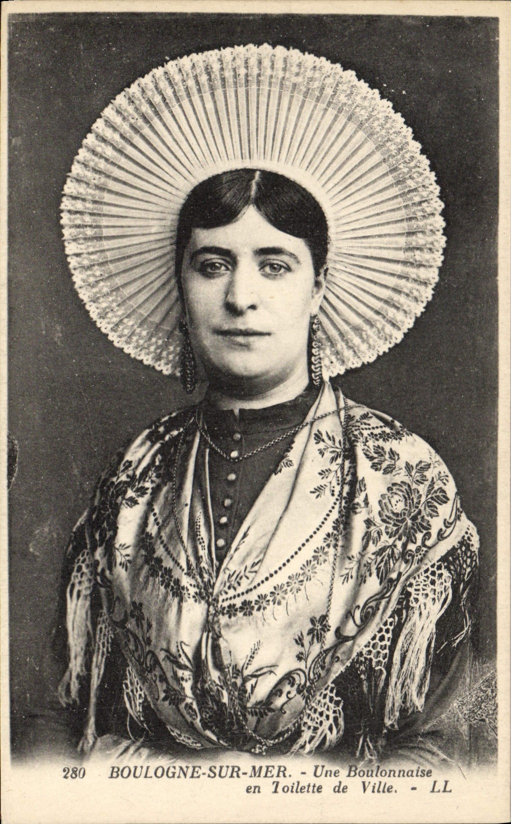 CPA Folklore Boulogne sur Mer Une Boulonnaise en toilette de ville