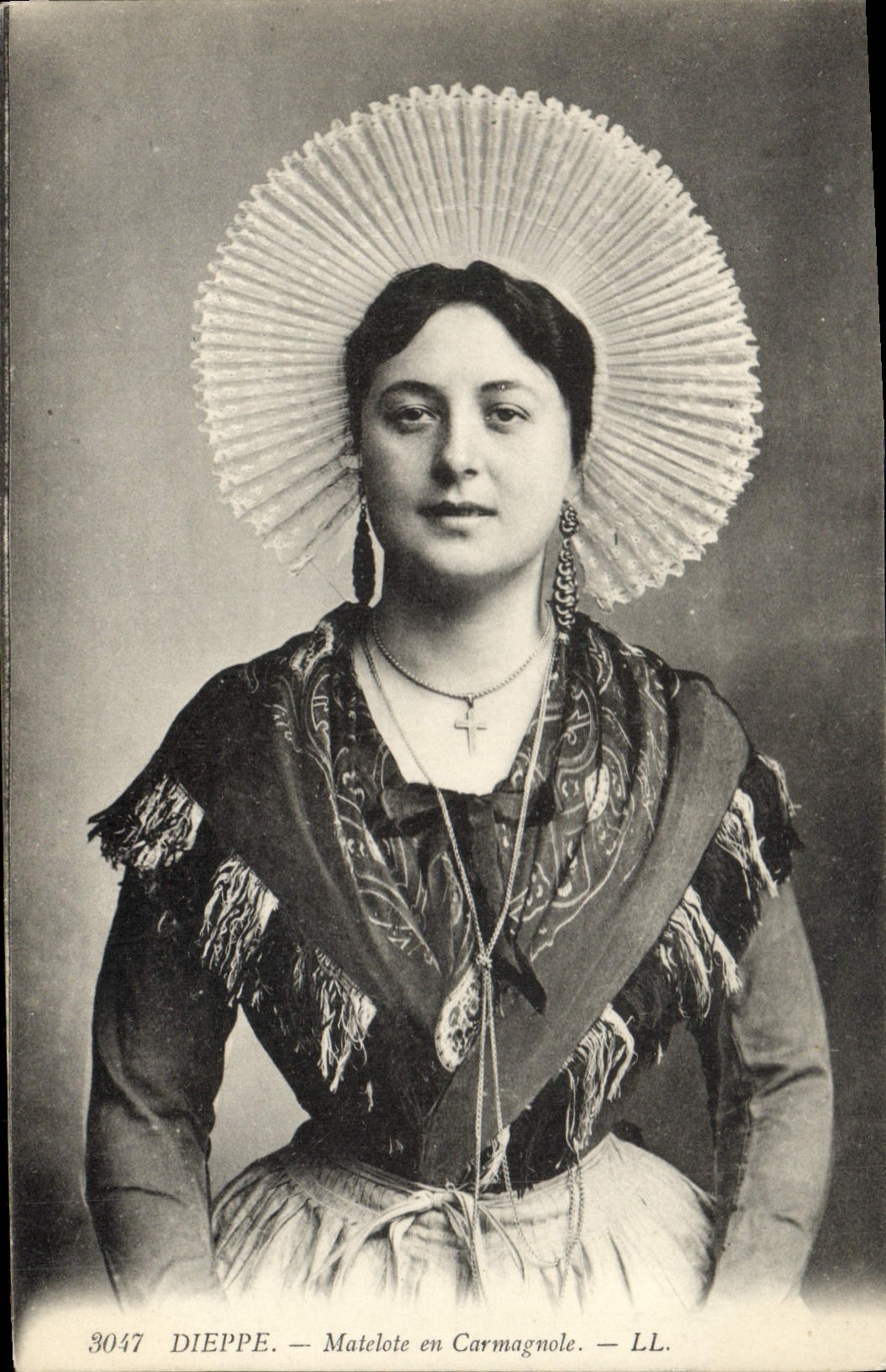 CPA Folklore Dieppe Matelote en Carmagnole