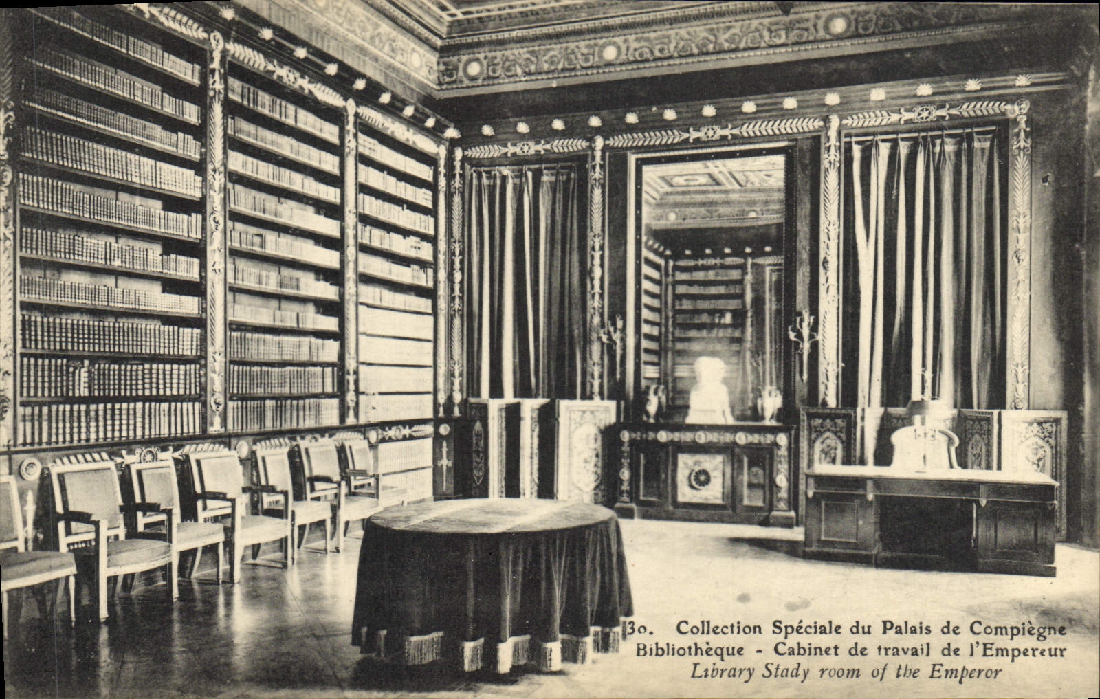 CPA Bibliotheque Cabinet de travail de l'empereur Palais de Compiegne