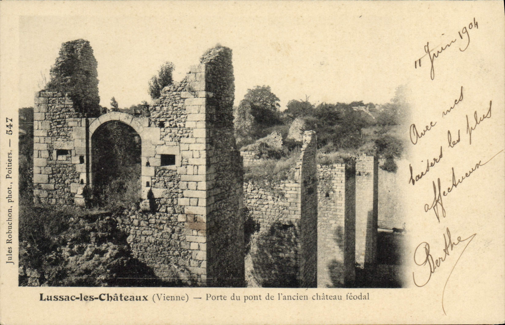 CPA Lussac les Chateaux Porte du pont de l'ancien chaetau feodal