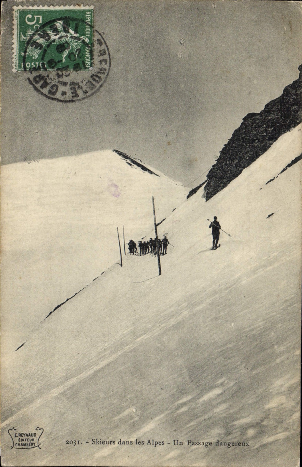 CPA Militaria Chasseurs Alpins Skieurs dans les Alpes Un passage dangereux